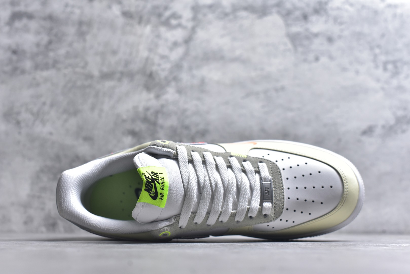 图片[4]-#耐克Nike AIR FORCE 1’07空军一号低帮百搭休闲运动板鞋。柔软、弹性十足的缓震性能和出色的中底设计，横跨复古与现代的外型结合，造就出风靡全球三十多年的Force 1。 货号：FB1852-111 尺码：36 36.5 37.5 38 38.5 39 40 40.5 41 42 42.5 43 44 45-选品中心