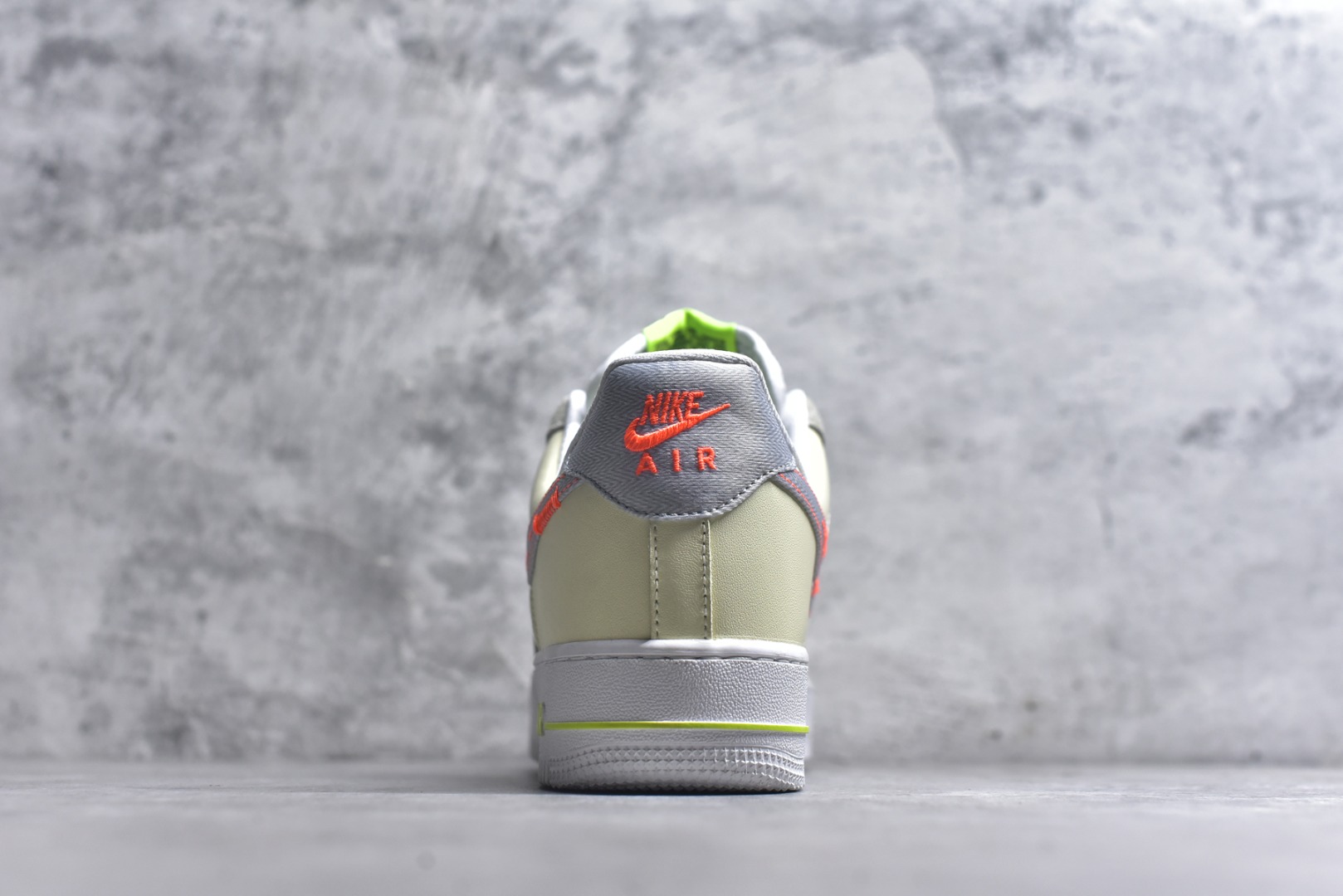 图片[5]-#耐克Nike AIR FORCE 1’07空军一号低帮百搭休闲运动板鞋。柔软、弹性十足的缓震性能和出色的中底设计，横跨复古与现代的外型结合，造就出风靡全球三十多年的Force 1。 货号：FB1852-111 尺码：36 36.5 37.5 38 38.5 39 40 40.5 41 42 42.5 43 44 45-选品中心