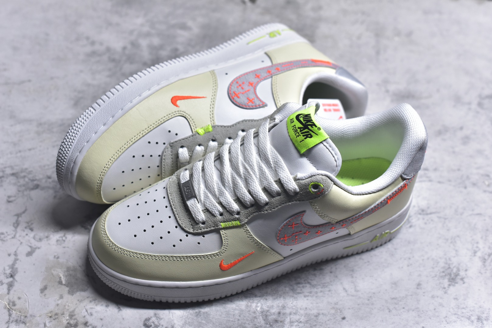 图片[7]-#耐克Nike AIR FORCE 1’07空军一号低帮百搭休闲运动板鞋。柔软、弹性十足的缓震性能和出色的中底设计，横跨复古与现代的外型结合，造就出风靡全球三十多年的Force 1。 货号：FB1852-111 尺码：36 36.5 37.5 38 38.5 39 40 40.5 41 42 42.5 43 44 45-选品中心