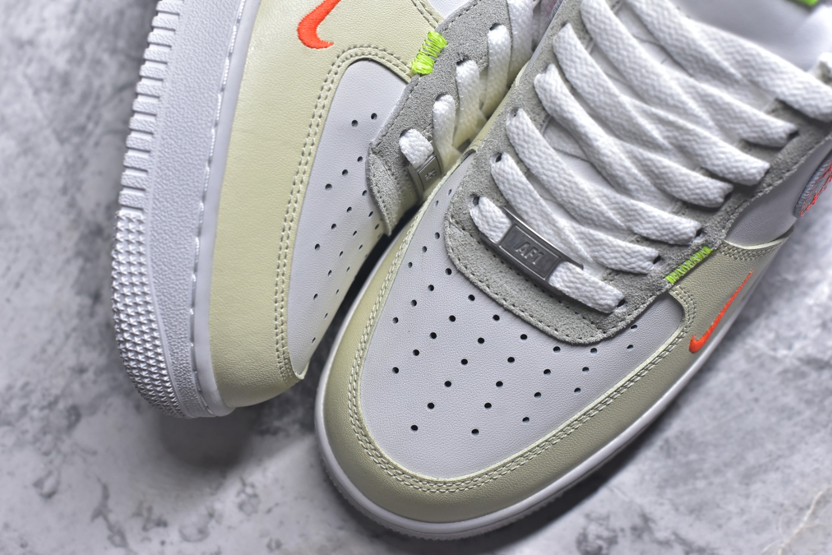 图片[8]-#耐克Nike AIR FORCE 1’07空军一号低帮百搭休闲运动板鞋。柔软、弹性十足的缓震性能和出色的中底设计，横跨复古与现代的外型结合，造就出风靡全球三十多年的Force 1。 货号：FB1852-111 尺码：36 36.5 37.5 38 38.5 39 40 40.5 41 42 42.5 43 44 45-选品中心