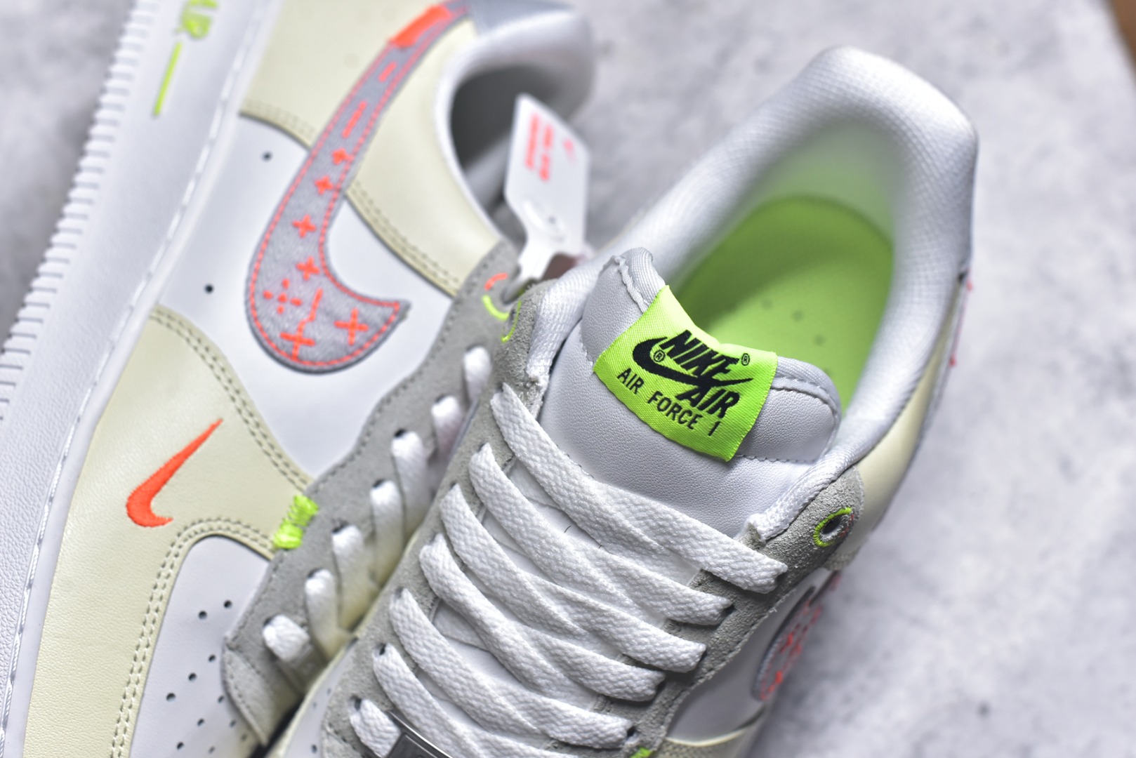 图片[9]-#耐克Nike AIR FORCE 1’07空军一号低帮百搭休闲运动板鞋。柔软、弹性十足的缓震性能和出色的中底设计，横跨复古与现代的外型结合，造就出风靡全球三十多年的Force 1。 货号：FB1852-111 尺码：36 36.5 37.5 38 38.5 39 40 40.5 41 42 42.5 43 44 45-选品中心