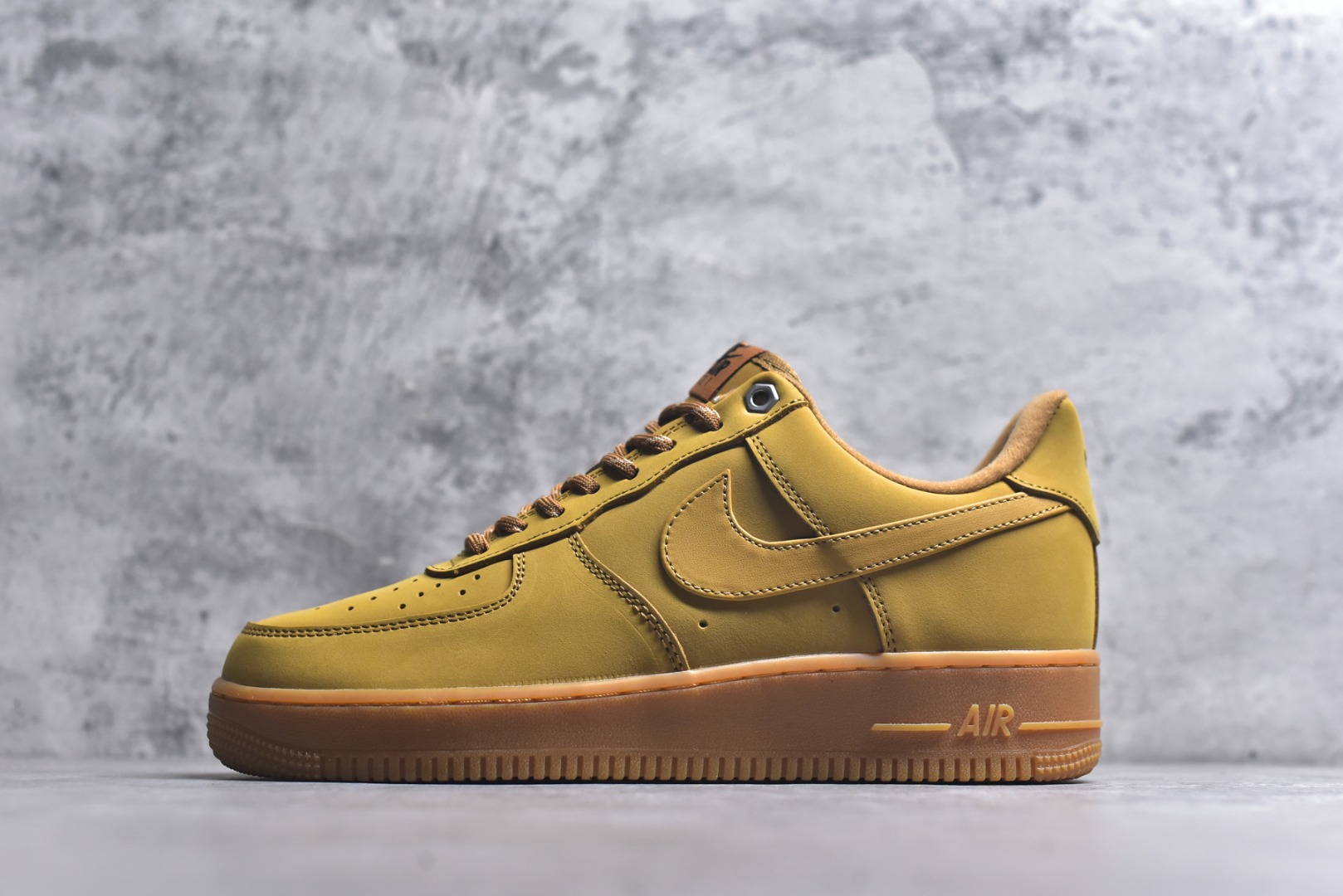 #耐克Nike AIR FORCE 1’07空军一号低帮百搭休闲运动板鞋。柔软、弹性十足的缓震性能和出色的中底设计，横跨复古与现代的外型结合，造就出风靡全球三十多年的Force 1。 货号：CJ9179-200 尺码：36 36.5 37.5 38 38.5 39 40 40.5 41 42 42.5 43 44 45-选品中心