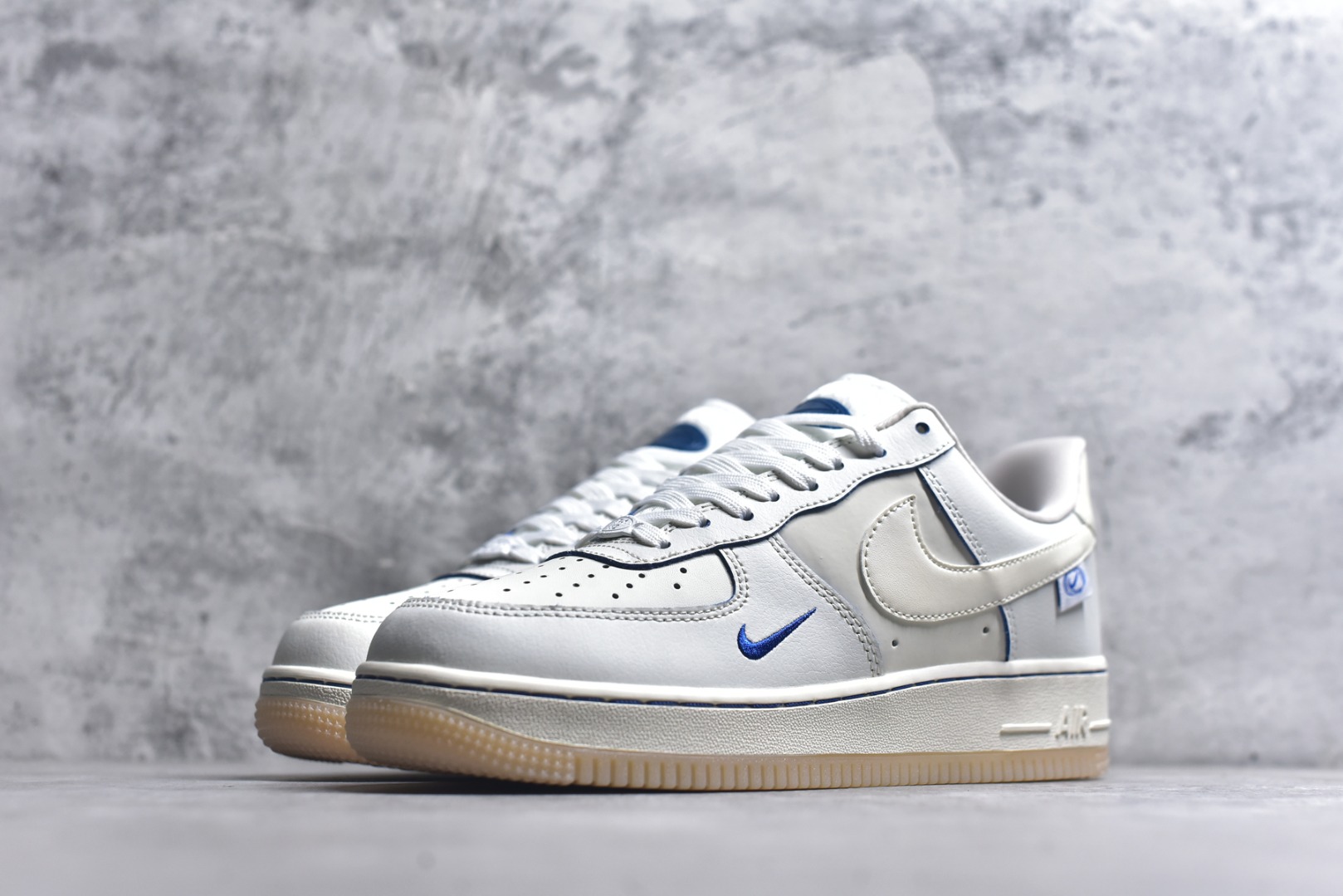 图片[2]-#耐克Nike AIR FORCE 1’07空军一号低帮百搭休闲运动板鞋。柔软、弹性十足的缓震性能和出色的中底设计，横跨复古与现代的外型结合，造就出风靡全球三十多年的Force 1。 货号：FB1839-111 尺码：36 36.5 37.5 38 38.5 39 40 40.5 41 42 42.5 43 44 45-选品中心
