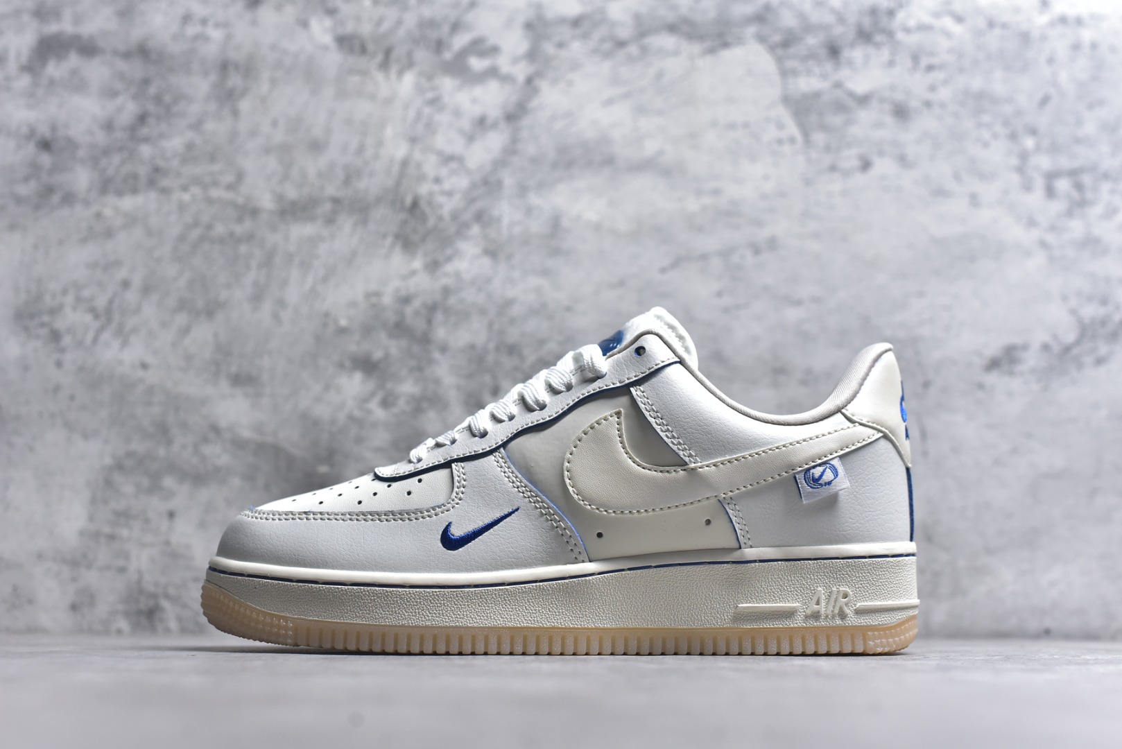 #耐克Nike AIR FORCE 1’07空军一号低帮百搭休闲运动板鞋。柔软、弹性十足的缓震性能和出色的中底设计，横跨复古与现代的外型结合，造就出风靡全球三十多年的Force 1。 货号：FB1839-111 尺码：36 36.5 37.5 38 38.5 39 40 40.5 41 42 42.5 43 44 45-选品中心