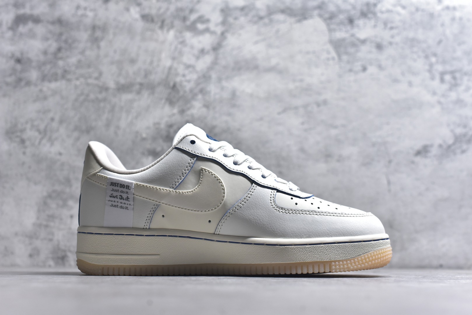 图片[3]-#耐克Nike AIR FORCE 1’07空军一号低帮百搭休闲运动板鞋。柔软、弹性十足的缓震性能和出色的中底设计，横跨复古与现代的外型结合，造就出风靡全球三十多年的Force 1。 货号：FB1839-111 尺码：36 36.5 37.5 38 38.5 39 40 40.5 41 42 42.5 43 44 45-选品中心