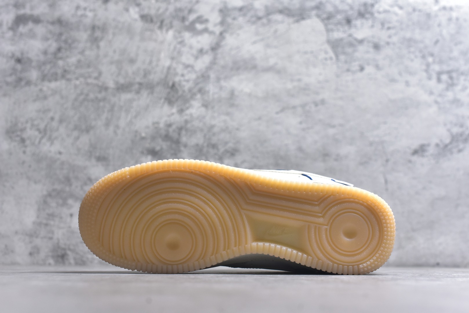 图片[6]-#耐克Nike AIR FORCE 1’07空军一号低帮百搭休闲运动板鞋。柔软、弹性十足的缓震性能和出色的中底设计，横跨复古与现代的外型结合，造就出风靡全球三十多年的Force 1。 货号：FB1839-111 尺码：36 36.5 37.5 38 38.5 39 40 40.5 41 42 42.5 43 44 45-选品中心