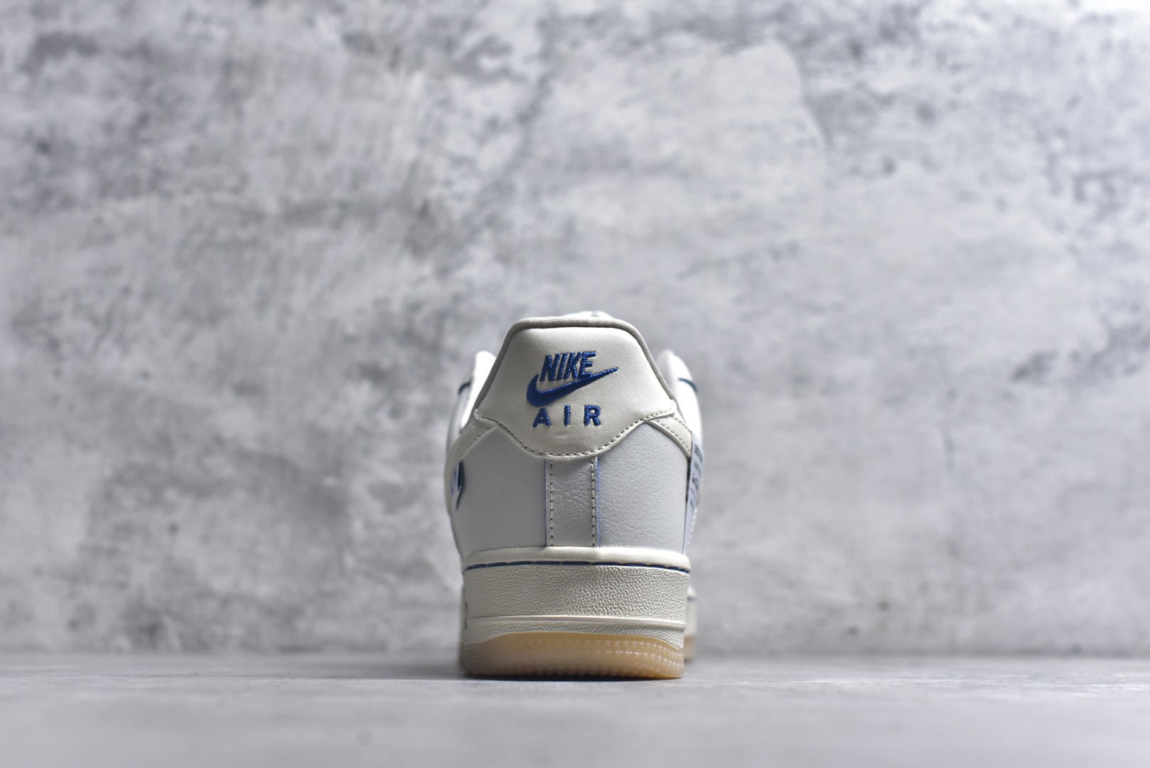 图片[5]-#耐克Nike AIR FORCE 1’07空军一号低帮百搭休闲运动板鞋。柔软、弹性十足的缓震性能和出色的中底设计，横跨复古与现代的外型结合，造就出风靡全球三十多年的Force 1。 货号：FB1839-111 尺码：36 36.5 37.5 38 38.5 39 40 40.5 41 42 42.5 43 44 45-选品中心