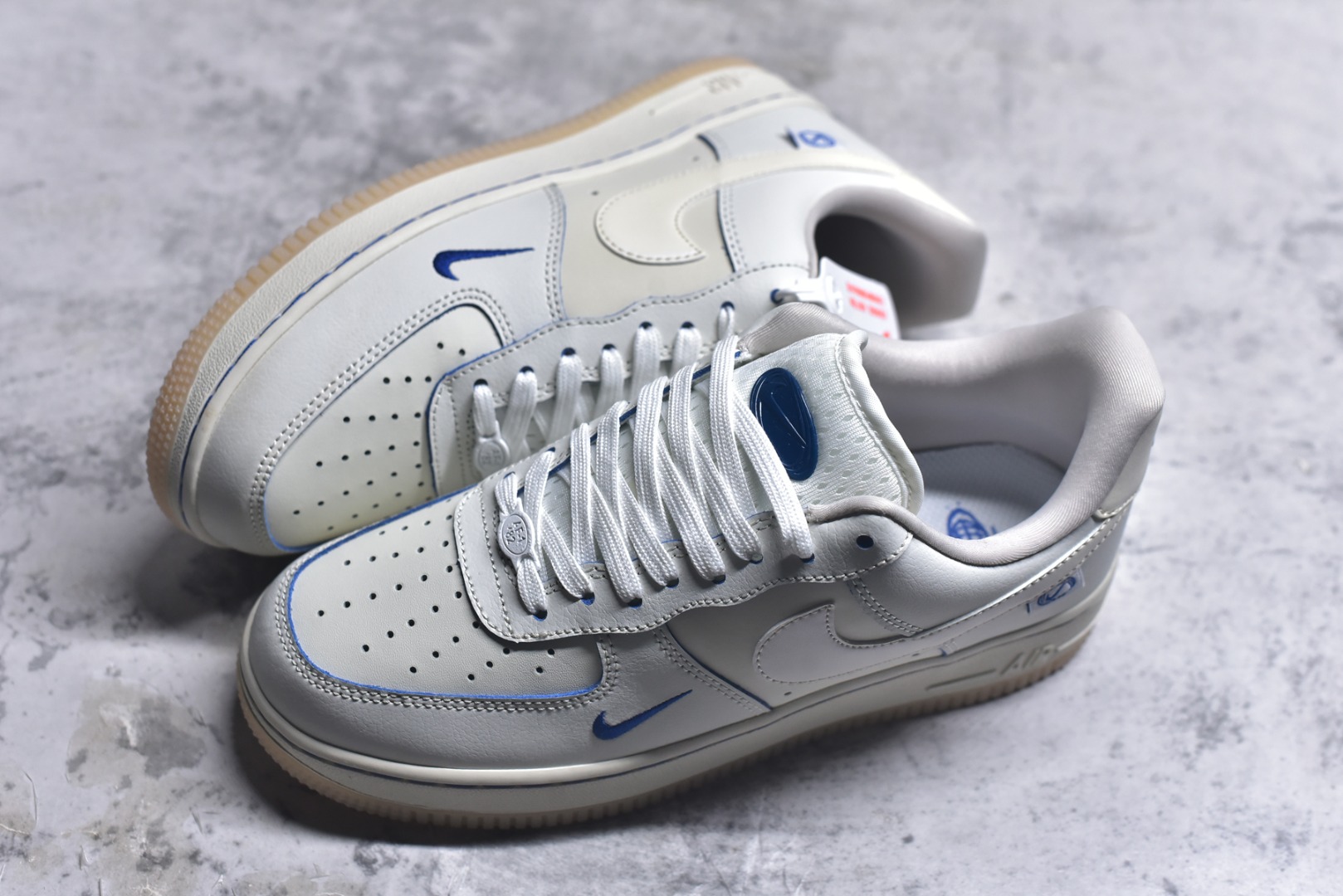 图片[7]-#耐克Nike AIR FORCE 1’07空军一号低帮百搭休闲运动板鞋。柔软、弹性十足的缓震性能和出色的中底设计，横跨复古与现代的外型结合，造就出风靡全球三十多年的Force 1。 货号：FB1839-111 尺码：36 36.5 37.5 38 38.5 39 40 40.5 41 42 42.5 43 44 45-选品中心