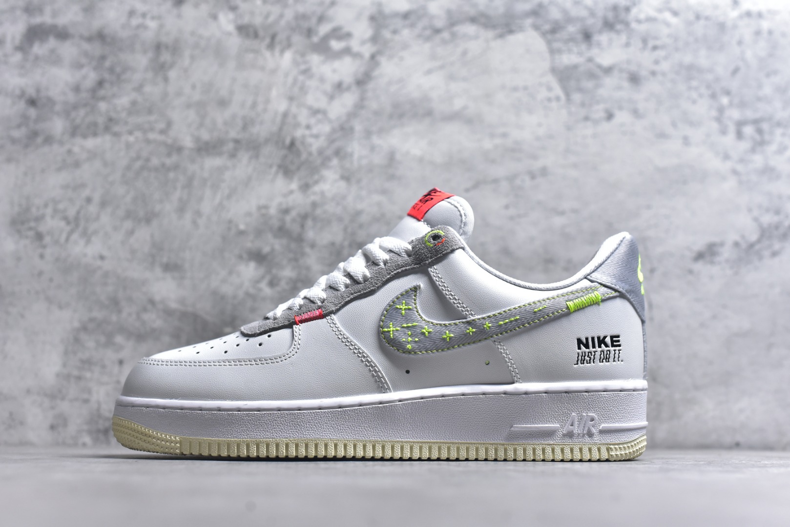 #耐克Nike AIR FORCE 1’07空军一号低帮百搭休闲运动板鞋。柔软、弹性十足的缓震性能和出色的中底设计，横跨复古与现代的外型结合，造就出风靡全球三十多年的Force 1。 货号：FB1853-111 尺码：36 36.5 37.5 38 38.5 39 40 40.5 41 42 42.5 43 44 45-选品中心