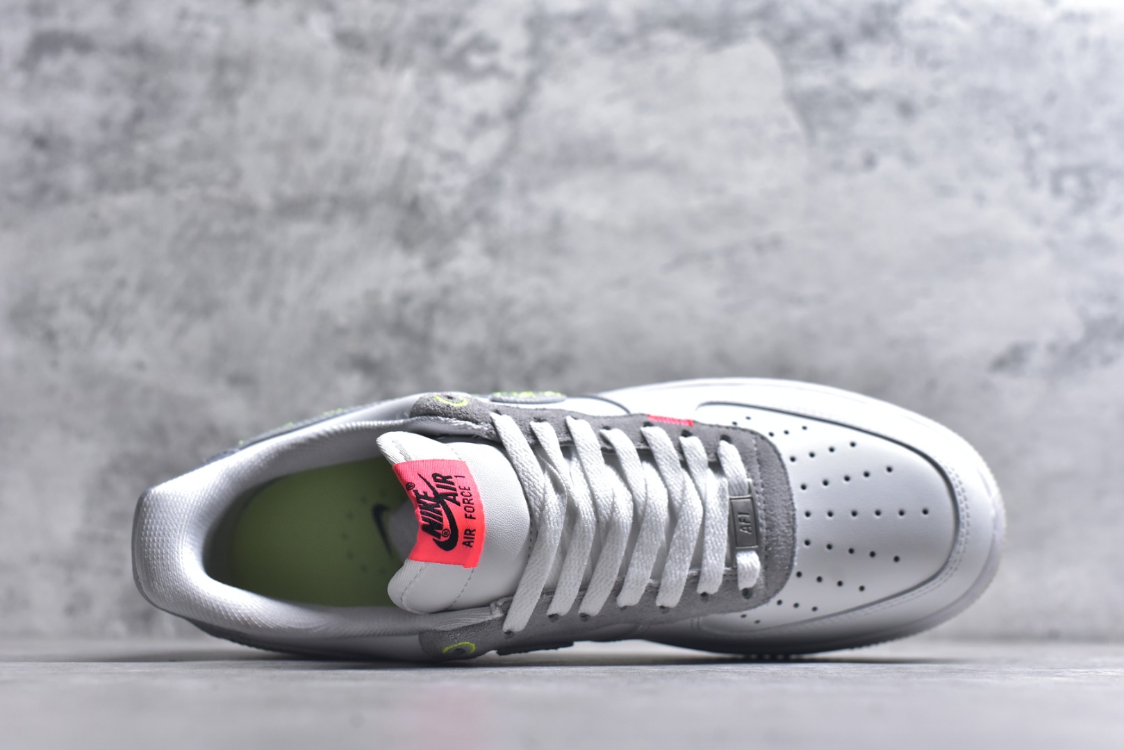 图片[4]-#耐克Nike AIR FORCE 1’07空军一号低帮百搭休闲运动板鞋。柔软、弹性十足的缓震性能和出色的中底设计，横跨复古与现代的外型结合，造就出风靡全球三十多年的Force 1。 货号：FB1853-111 尺码：36 36.5 37.5 38 38.5 39 40 40.5 41 42 42.5 43 44 45-选品中心