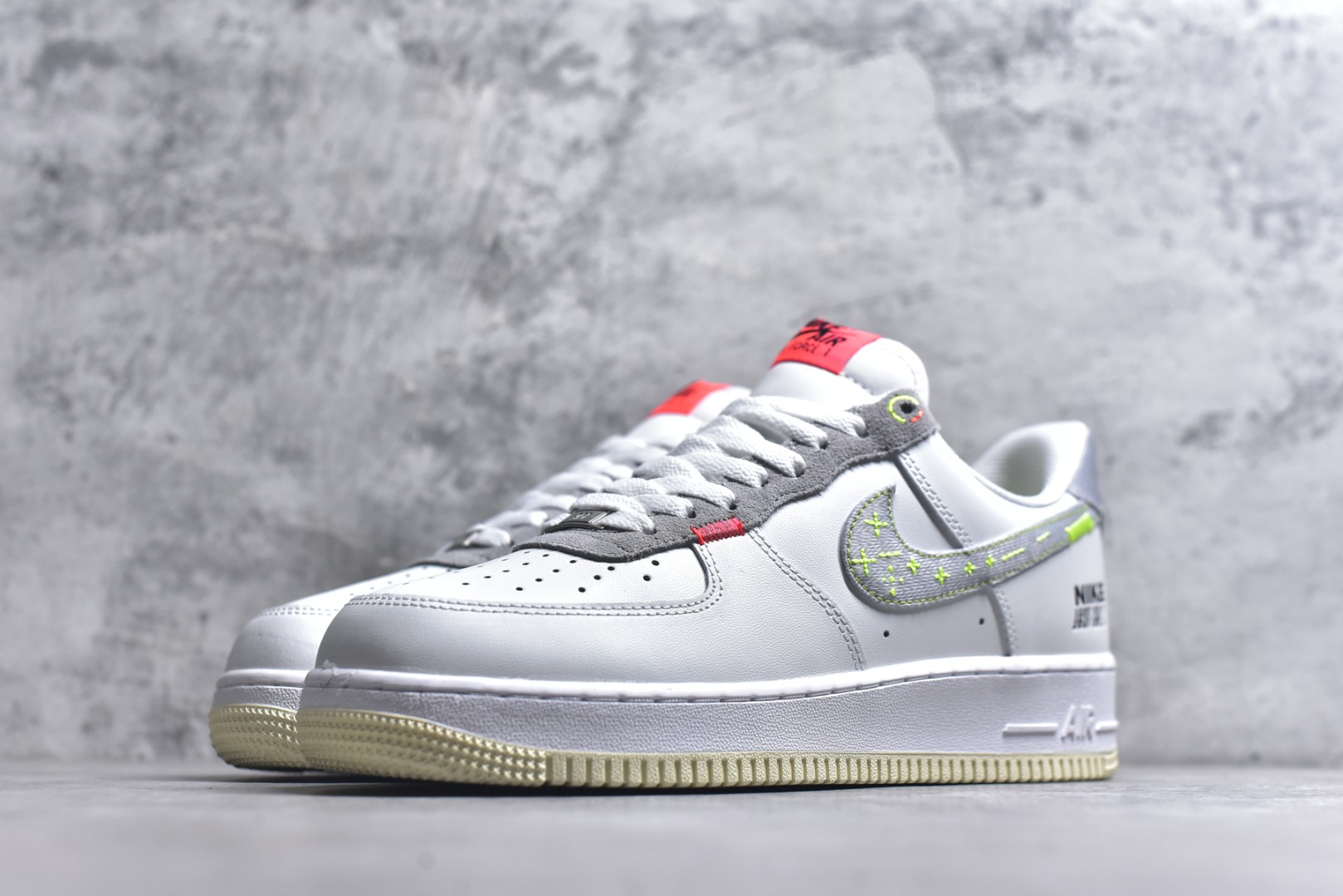 图片[2]-#耐克Nike AIR FORCE 1’07空军一号低帮百搭休闲运动板鞋。柔软、弹性十足的缓震性能和出色的中底设计，横跨复古与现代的外型结合，造就出风靡全球三十多年的Force 1。 货号：FB1853-111 尺码：36 36.5 37.5 38 38.5 39 40 40.5 41 42 42.5 43 44 45-选品中心