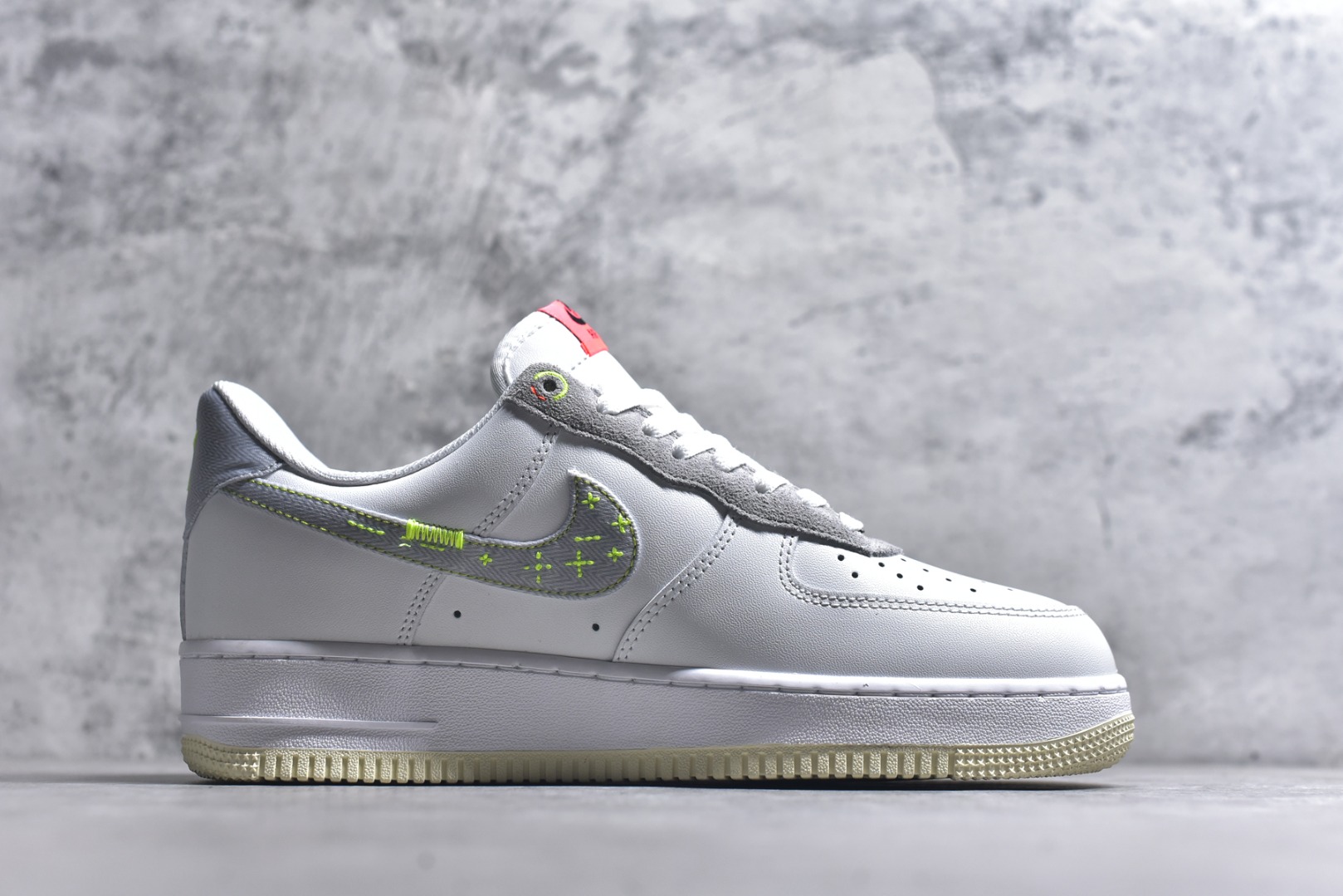 图片[3]-#耐克Nike AIR FORCE 1’07空军一号低帮百搭休闲运动板鞋。柔软、弹性十足的缓震性能和出色的中底设计，横跨复古与现代的外型结合，造就出风靡全球三十多年的Force 1。 货号：FB1853-111 尺码：36 36.5 37.5 38 38.5 39 40 40.5 41 42 42.5 43 44 45-选品中心