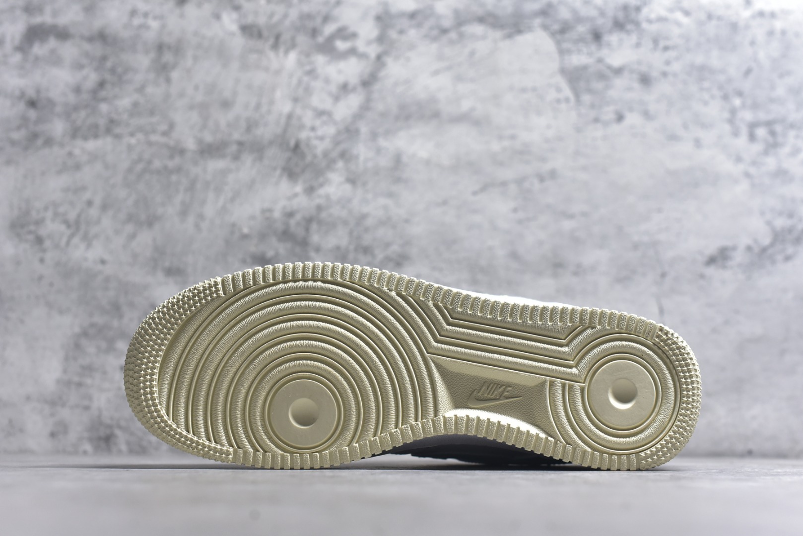 图片[6]-#耐克Nike AIR FORCE 1’07空军一号低帮百搭休闲运动板鞋。柔软、弹性十足的缓震性能和出色的中底设计，横跨复古与现代的外型结合，造就出风靡全球三十多年的Force 1。 货号：FB1853-111 尺码：36 36.5 37.5 38 38.5 39 40 40.5 41 42 42.5 43 44 45-选品中心