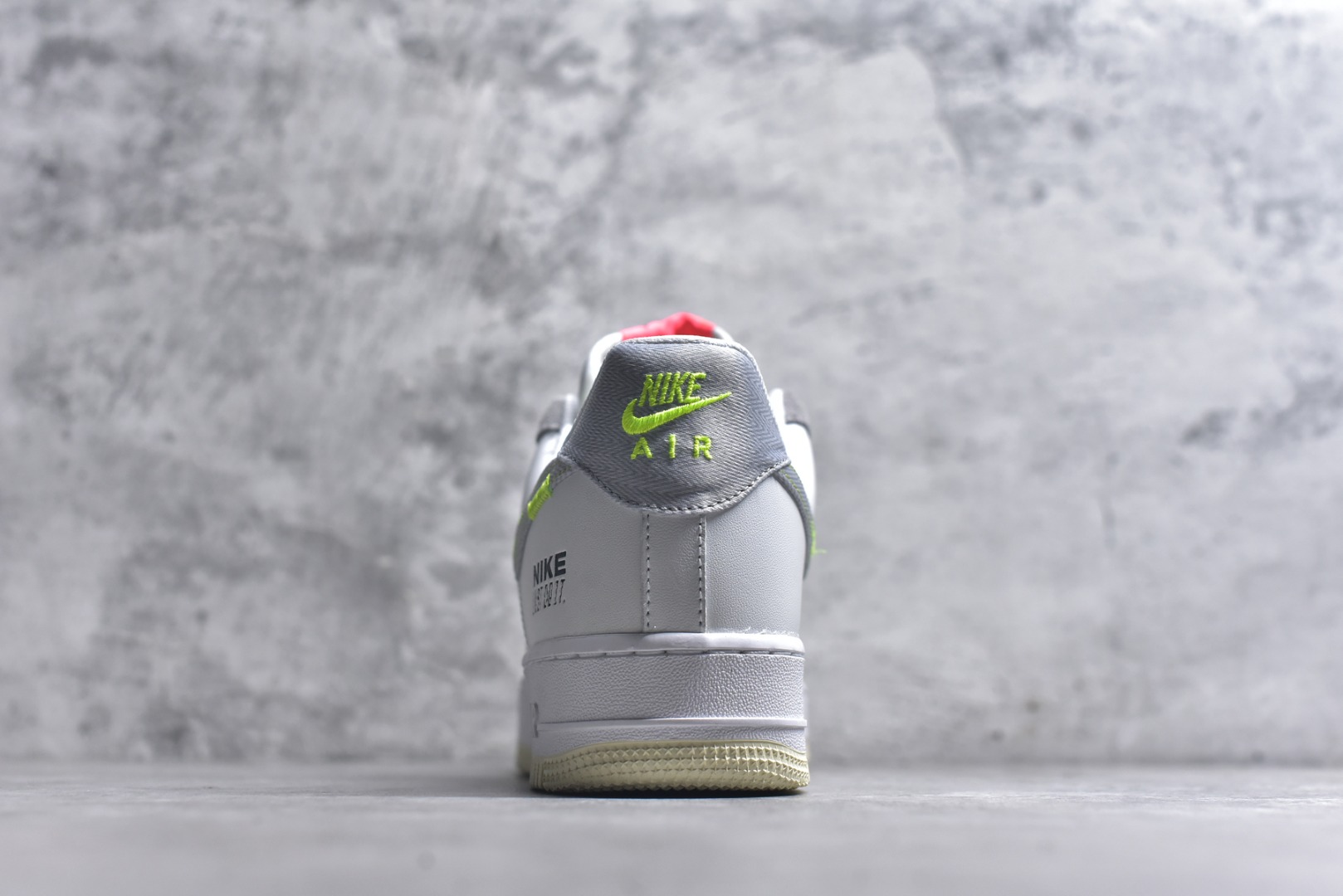 图片[5]-#耐克Nike AIR FORCE 1’07空军一号低帮百搭休闲运动板鞋。柔软、弹性十足的缓震性能和出色的中底设计，横跨复古与现代的外型结合，造就出风靡全球三十多年的Force 1。 货号：FB1853-111 尺码：36 36.5 37.5 38 38.5 39 40 40.5 41 42 42.5 43 44 45-选品中心