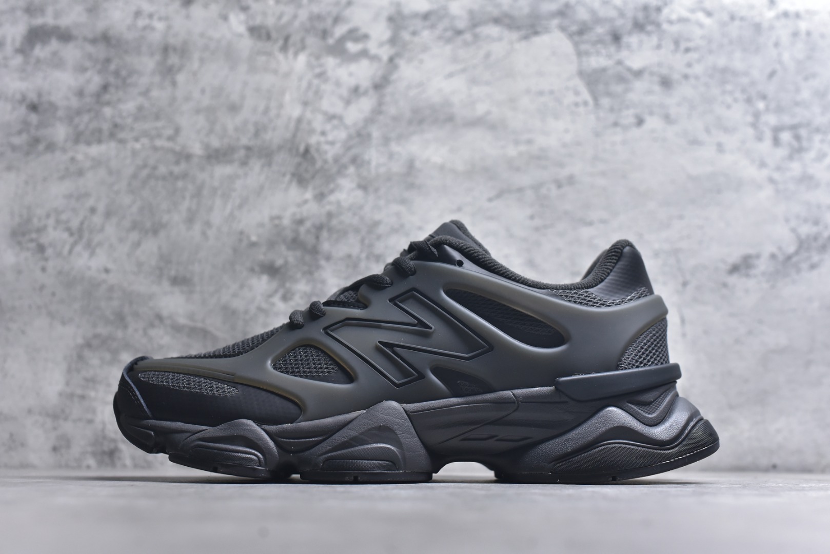 #New Balance NB9060 联名款 复古休闲运动慢跑鞋 U9060IAA #鞋款灵感源自设计师本人对夏日的怀日回忆。鞋面大身由空间双格及磨砂鞋面拼接而生，配以柔和、温暖的粉橘色调，夏日氛围拉满 #采用大面积网眼以及麂皮材质覆盖鞋身，还原经典气质。搭载ABZORB避震科技，由泡沫聚酯制成，上脚可以有效减少由鞋底反弹对身体及双腿的冲击力 尺码：36 37 37.5 38 38.5 39 40 40.5 41 42 42.5 43 44 44.5 45 46.5 3.D4-选品中心