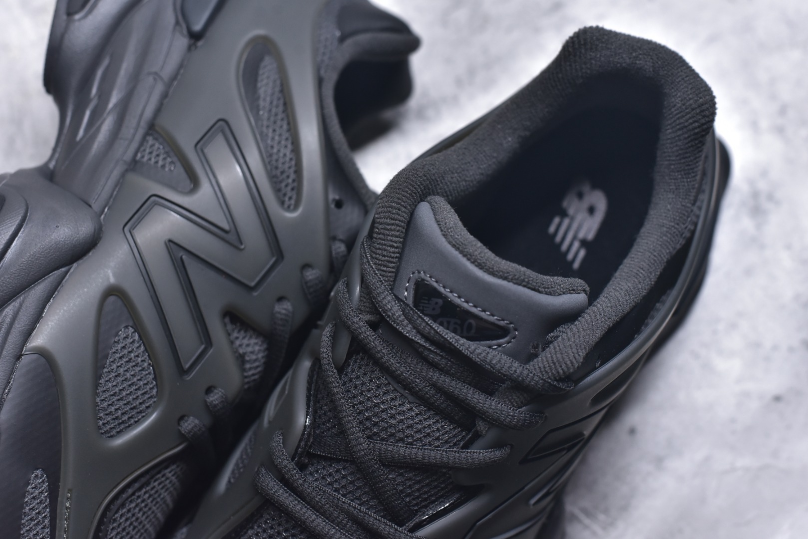 图片[9]-#New Balance NB9060 联名款 复古休闲运动慢跑鞋 U9060IAA #鞋款灵感源自设计师本人对夏日的怀日回忆。鞋面大身由空间双格及磨砂鞋面拼接而生，配以柔和、温暖的粉橘色调，夏日氛围拉满 #采用大面积网眼以及麂皮材质覆盖鞋身，还原经典气质。搭载ABZORB避震科技，由泡沫聚酯制成，上脚可以有效减少由鞋底反弹对身体及双腿的冲击力 尺码：36 37 37.5 38 38.5 39 40 40.5 41 42 42.5 43 44 44.5 45 46.5 3.D4-选品中心