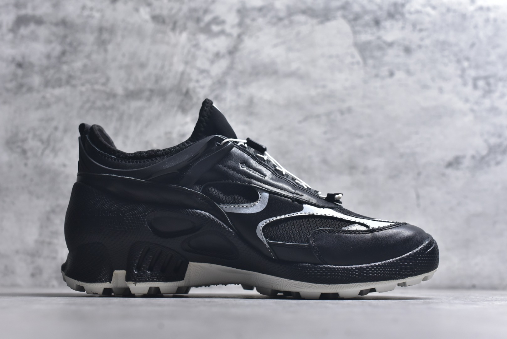 图片[3]-#ECCo爱步 BIOM C.TRAIL系列舒适圆头系带防水低帮徒步鞋 ECCO以三大核心特征为依托：北欧设计风格、鞋履制作、积极的生活方式。北欧设计风格：北欧设计特点是独特、有格调、实用和简约，并且品质优良。鞋履制作：ECCO钟爱鞋履制作以及一切与鞋履制作相关的事物。积极的生活方式：ECCO的创始人希望制作出的鞋履无需磨合，即可完美贴合脚型，帮助人们享受行走的乐趣。ECCO的成功源自其产品质量和创新的技术水平，恪守“鞋遵循双足”的设计理念，将的舒适度和风格融为一体。ECCO跑遍全世界寻找创新的原料。从制革制鞋一体化的设置，源头上控制皮革质量，确保对人体无害。 尺码：39-45 （皮鞋码）-选品中心