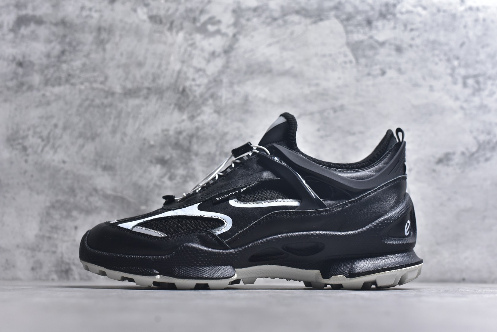 #ECCo爱步 BIOM C.TRAIL系列舒适圆头系带防水低帮徒步鞋 ECCO以三大核心特征为依托：北欧设计风格、鞋履制作、积极的生活方式。北欧设计风格：北欧设计特点是独特、有格调、实用和简约，并且品质优良。鞋履制作：ECCO钟爱鞋履制作以及一切与鞋履制作相关的事物。积极的生活方式：ECCO的创始人希望制作出的鞋履无需磨合，即可完美贴合脚型，帮助人们享受行走的乐趣。ECCO的成功源自其产品质量和创新的技术水平，恪守“鞋遵循双足”的设计理念，将的舒适度和风格融为一体。ECCO跑遍全世界寻找创新的原料。从制革制鞋一体化的设置，源头上控制皮革质量，确保对人体无害。 尺码：39-45 （皮鞋码）-选品中心