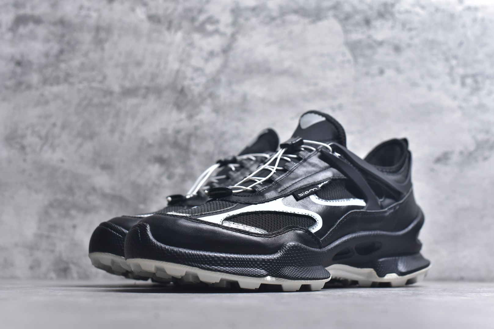 图片[2]-#ECCo爱步 BIOM C.TRAIL系列舒适圆头系带防水低帮徒步鞋 ECCO以三大核心特征为依托：北欧设计风格、鞋履制作、积极的生活方式。北欧设计风格：北欧设计特点是独特、有格调、实用和简约，并且品质优良。鞋履制作：ECCO钟爱鞋履制作以及一切与鞋履制作相关的事物。积极的生活方式：ECCO的创始人希望制作出的鞋履无需磨合，即可完美贴合脚型，帮助人们享受行走的乐趣。ECCO的成功源自其产品质量和创新的技术水平，恪守“鞋遵循双足”的设计理念，将的舒适度和风格融为一体。ECCO跑遍全世界寻找创新的原料。从制革制鞋一体化的设置，源头上控制皮革质量，确保对人体无害。 尺码：39-45 （皮鞋码）-选品中心