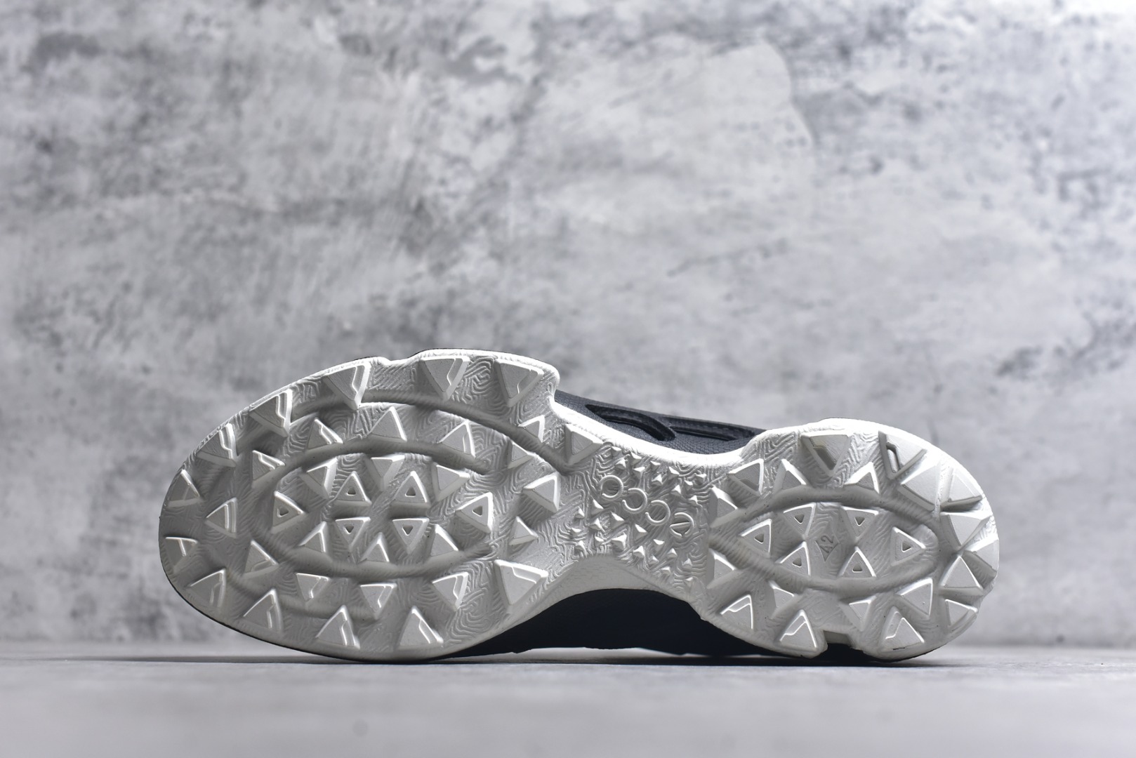 图片[6]-#ECCo爱步 BIOM C.TRAIL系列舒适圆头系带防水低帮徒步鞋 ECCO以三大核心特征为依托：北欧设计风格、鞋履制作、积极的生活方式。北欧设计风格：北欧设计特点是独特、有格调、实用和简约，并且品质优良。鞋履制作：ECCO钟爱鞋履制作以及一切与鞋履制作相关的事物。积极的生活方式：ECCO的创始人希望制作出的鞋履无需磨合，即可完美贴合脚型，帮助人们享受行走的乐趣。ECCO的成功源自其产品质量和创新的技术水平，恪守“鞋遵循双足”的设计理念，将的舒适度和风格融为一体。ECCO跑遍全世界寻找创新的原料。从制革制鞋一体化的设置，源头上控制皮革质量，确保对人体无害。 尺码：39-45 （皮鞋码）-选品中心