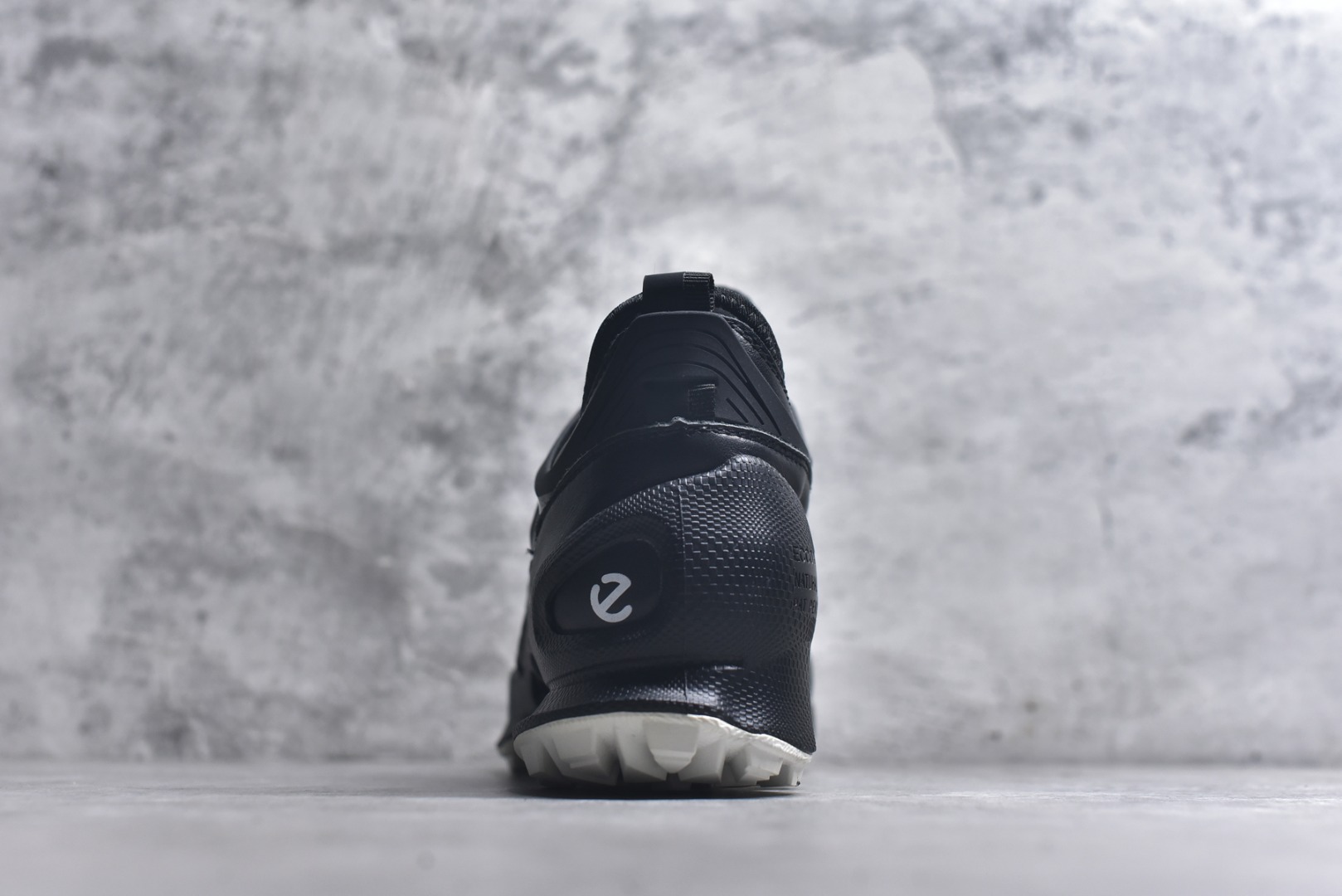 图片[5]-#ECCo爱步 BIOM C.TRAIL系列舒适圆头系带防水低帮徒步鞋 ECCO以三大核心特征为依托：北欧设计风格、鞋履制作、积极的生活方式。北欧设计风格：北欧设计特点是独特、有格调、实用和简约，并且品质优良。鞋履制作：ECCO钟爱鞋履制作以及一切与鞋履制作相关的事物。积极的生活方式：ECCO的创始人希望制作出的鞋履无需磨合，即可完美贴合脚型，帮助人们享受行走的乐趣。ECCO的成功源自其产品质量和创新的技术水平，恪守“鞋遵循双足”的设计理念，将的舒适度和风格融为一体。ECCO跑遍全世界寻找创新的原料。从制革制鞋一体化的设置，源头上控制皮革质量，确保对人体无害。 尺码：39-45 （皮鞋码）-选品中心