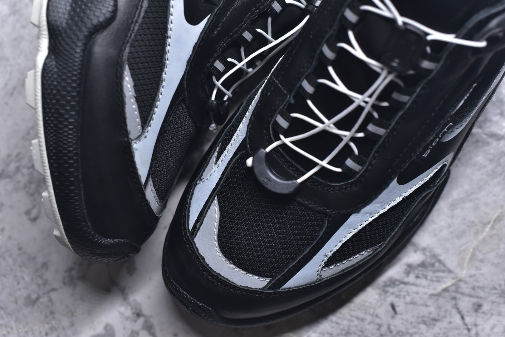 图片[8]-#ECCo爱步 BIOM C.TRAIL系列舒适圆头系带防水低帮徒步鞋 ECCO以三大核心特征为依托：北欧设计风格、鞋履制作、积极的生活方式。北欧设计风格：北欧设计特点是独特、有格调、实用和简约，并且品质优良。鞋履制作：ECCO钟爱鞋履制作以及一切与鞋履制作相关的事物。积极的生活方式：ECCO的创始人希望制作出的鞋履无需磨合，即可完美贴合脚型，帮助人们享受行走的乐趣。ECCO的成功源自其产品质量和创新的技术水平，恪守“鞋遵循双足”的设计理念，将的舒适度和风格融为一体。ECCO跑遍全世界寻找创新的原料。从制革制鞋一体化的设置，源头上控制皮革质量，确保对人体无害。 尺码：39-45 （皮鞋码）-选品中心