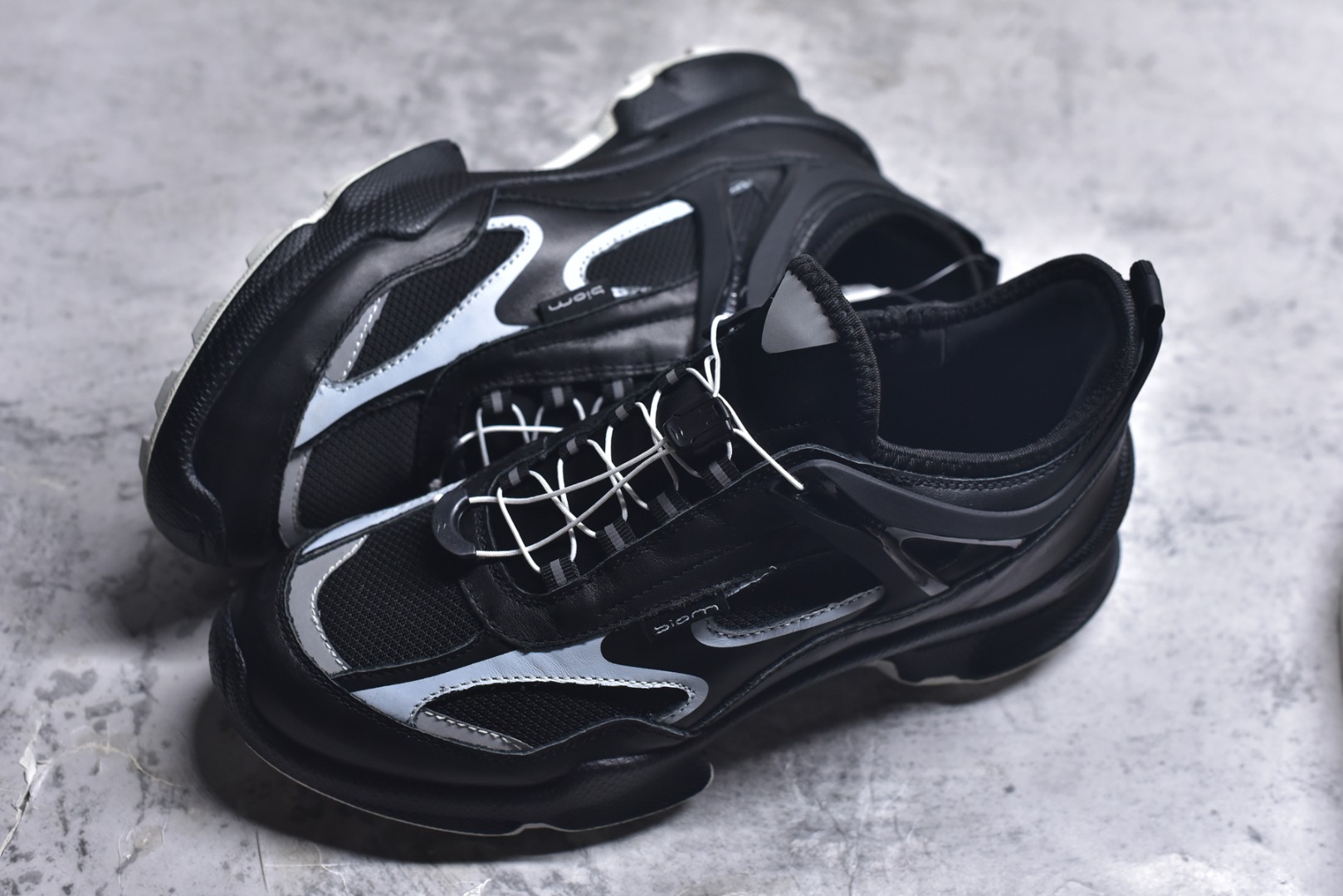 图片[7]-#ECCo爱步 BIOM C.TRAIL系列舒适圆头系带防水低帮徒步鞋 ECCO以三大核心特征为依托：北欧设计风格、鞋履制作、积极的生活方式。北欧设计风格：北欧设计特点是独特、有格调、实用和简约，并且品质优良。鞋履制作：ECCO钟爱鞋履制作以及一切与鞋履制作相关的事物。积极的生活方式：ECCO的创始人希望制作出的鞋履无需磨合，即可完美贴合脚型，帮助人们享受行走的乐趣。ECCO的成功源自其产品质量和创新的技术水平，恪守“鞋遵循双足”的设计理念，将的舒适度和风格融为一体。ECCO跑遍全世界寻找创新的原料。从制革制鞋一体化的设置，源头上控制皮革质量，确保对人体无害。 尺码：39-45 （皮鞋码）-选品中心