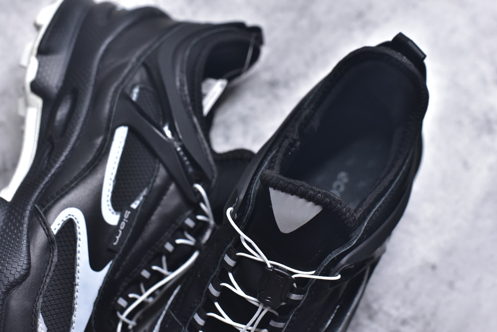 图片[9]-#ECCo爱步 BIOM C.TRAIL系列舒适圆头系带防水低帮徒步鞋 ECCO以三大核心特征为依托：北欧设计风格、鞋履制作、积极的生活方式。北欧设计风格：北欧设计特点是独特、有格调、实用和简约，并且品质优良。鞋履制作：ECCO钟爱鞋履制作以及一切与鞋履制作相关的事物。积极的生活方式：ECCO的创始人希望制作出的鞋履无需磨合，即可完美贴合脚型，帮助人们享受行走的乐趣。ECCO的成功源自其产品质量和创新的技术水平，恪守“鞋遵循双足”的设计理念，将的舒适度和风格融为一体。ECCO跑遍全世界寻找创新的原料。从制革制鞋一体化的设置，源头上控制皮革质量，确保对人体无害。 尺码：39-45 （皮鞋码）-选品中心