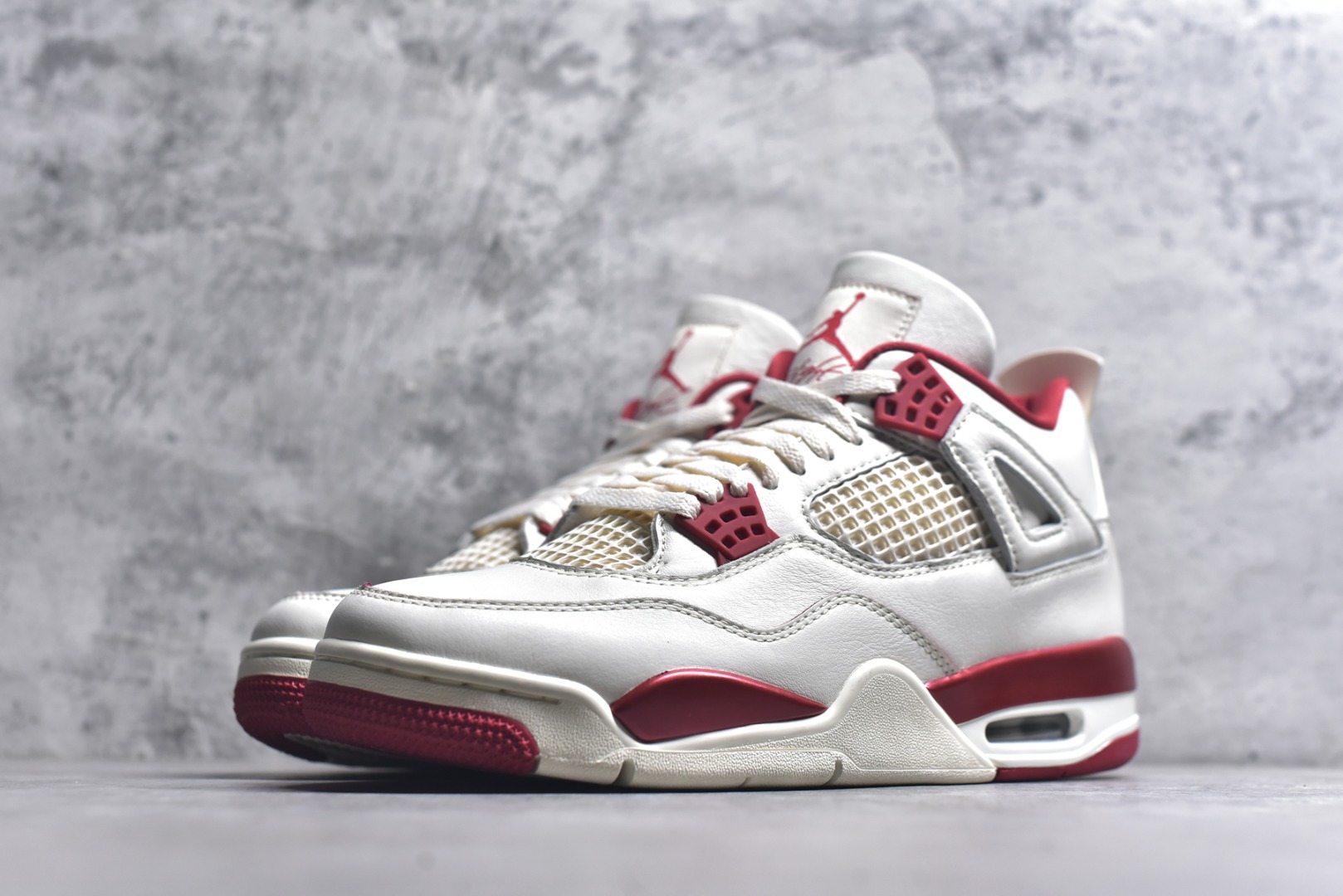 图片[2]-#Air Jordan 4 Retro \”Valentine\’s Day\” AJ4 乔丹4代红色情人节 货号：HV0823-108 大厂出品 原厂原材料打造 市场天花板级别货品 欢迎对比品鉴️ 鞋身整体以米白色皮革为主，搭配米白色的鞋带，让鞋子看起来更有整体感。鞋侧身米白色格网透出米白色内层，鞋舌顶端米白的标签，以红色Jumpman Logoo以及Flight刺绣字样，彰显球鞋身份；鞋带孔部位的TPU装饰采用红色呈现，更具细节感。鞋帮部分和后跟位置的提环使用米白色TPU材质，给鞋身带来更多色彩层次感；最特别的地方还是鞋舌内侧和鞋垫上，加入了口红唇印图案，进一步烘托情人节的甜蜜气氛。后跟及外底Jumpman Loggo均采用红色点缀，中底使用红色妆点，复古米白色橡胶外底的设计，最后以搭载有开窗式Air Sole气垫的中底进行收尾。 货号：HV0823-108 尺码：35.5 36 36.5 37.5 38 38.5 39 40 40.5 41 42 42.5 43 44 44.5 45 46 47.5-选品中心