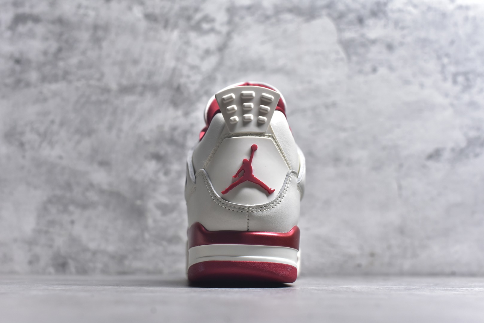 图片[5]-#Air Jordan 4 Retro \”Valentine\’s Day\” AJ4 乔丹4代红色情人节 货号：HV0823-108 大厂出品 原厂原材料打造 市场天花板级别货品 欢迎对比品鉴️ 鞋身整体以米白色皮革为主，搭配米白色的鞋带，让鞋子看起来更有整体感。鞋侧身米白色格网透出米白色内层，鞋舌顶端米白的标签，以红色Jumpman Logoo以及Flight刺绣字样，彰显球鞋身份；鞋带孔部位的TPU装饰采用红色呈现，更具细节感。鞋帮部分和后跟位置的提环使用米白色TPU材质，给鞋身带来更多色彩层次感；最特别的地方还是鞋舌内侧和鞋垫上，加入了口红唇印图案，进一步烘托情人节的甜蜜气氛。后跟及外底Jumpman Loggo均采用红色点缀，中底使用红色妆点，复古米白色橡胶外底的设计，最后以搭载有开窗式Air Sole气垫的中底进行收尾。 货号：HV0823-108 尺码：35.5 36 36.5 37.5 38 38.5 39 40 40.5 41 42 42.5 43 44 44.5 45 46 47.5-选品中心