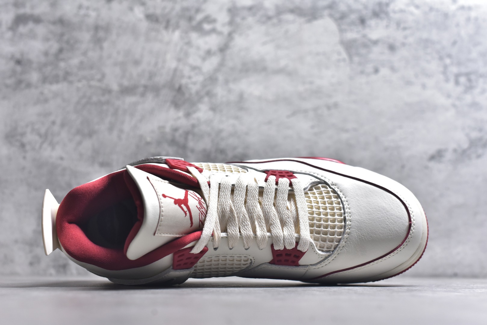 图片[4]-#Air Jordan 4 Retro \”Valentine\’s Day\” AJ4 乔丹4代红色情人节 货号：HV0823-108 大厂出品 原厂原材料打造 市场天花板级别货品 欢迎对比品鉴️ 鞋身整体以米白色皮革为主，搭配米白色的鞋带，让鞋子看起来更有整体感。鞋侧身米白色格网透出米白色内层，鞋舌顶端米白的标签，以红色Jumpman Logoo以及Flight刺绣字样，彰显球鞋身份；鞋带孔部位的TPU装饰采用红色呈现，更具细节感。鞋帮部分和后跟位置的提环使用米白色TPU材质，给鞋身带来更多色彩层次感；最特别的地方还是鞋舌内侧和鞋垫上，加入了口红唇印图案，进一步烘托情人节的甜蜜气氛。后跟及外底Jumpman Loggo均采用红色点缀，中底使用红色妆点，复古米白色橡胶外底的设计，最后以搭载有开窗式Air Sole气垫的中底进行收尾。 货号：HV0823-108 尺码：35.5 36 36.5 37.5 38 38.5 39 40 40.5 41 42 42.5 43 44 44.5 45 46 47.5-选品中心