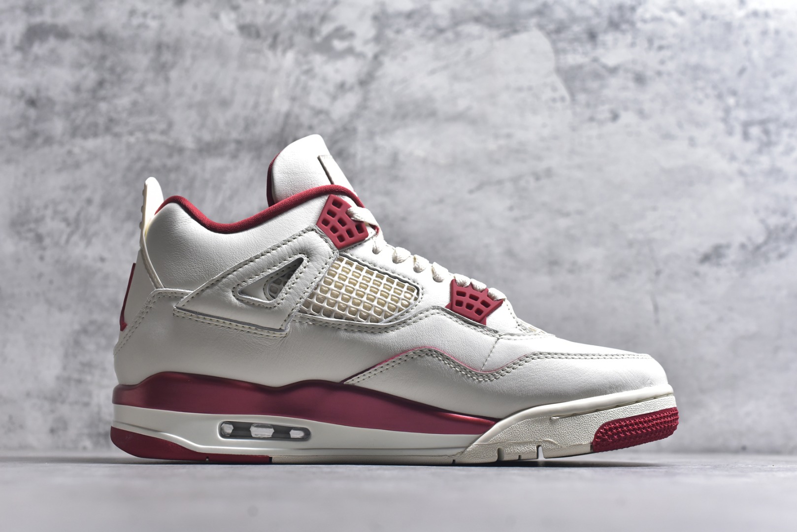图片[3]-#Air Jordan 4 Retro \”Valentine\’s Day\” AJ4 乔丹4代红色情人节 货号：HV0823-108 大厂出品 原厂原材料打造 市场天花板级别货品 欢迎对比品鉴️ 鞋身整体以米白色皮革为主，搭配米白色的鞋带，让鞋子看起来更有整体感。鞋侧身米白色格网透出米白色内层，鞋舌顶端米白的标签，以红色Jumpman Logoo以及Flight刺绣字样，彰显球鞋身份；鞋带孔部位的TPU装饰采用红色呈现，更具细节感。鞋帮部分和后跟位置的提环使用米白色TPU材质，给鞋身带来更多色彩层次感；最特别的地方还是鞋舌内侧和鞋垫上，加入了口红唇印图案，进一步烘托情人节的甜蜜气氛。后跟及外底Jumpman Loggo均采用红色点缀，中底使用红色妆点，复古米白色橡胶外底的设计，最后以搭载有开窗式Air Sole气垫的中底进行收尾。 货号：HV0823-108 尺码：35.5 36 36.5 37.5 38 38.5 39 40 40.5 41 42 42.5 43 44 44.5 45 46 47.5-选品中心