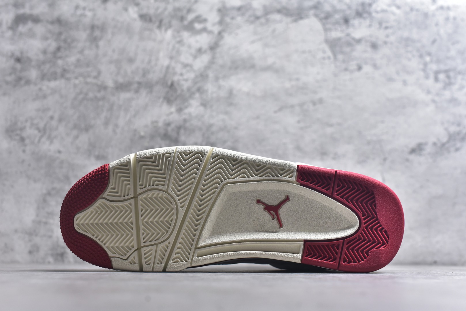 图片[6]-#Air Jordan 4 Retro \”Valentine\’s Day\” AJ4 乔丹4代红色情人节 货号：HV0823-108 大厂出品 原厂原材料打造 市场天花板级别货品 欢迎对比品鉴️ 鞋身整体以米白色皮革为主，搭配米白色的鞋带，让鞋子看起来更有整体感。鞋侧身米白色格网透出米白色内层，鞋舌顶端米白的标签，以红色Jumpman Logoo以及Flight刺绣字样，彰显球鞋身份；鞋带孔部位的TPU装饰采用红色呈现，更具细节感。鞋帮部分和后跟位置的提环使用米白色TPU材质，给鞋身带来更多色彩层次感；最特别的地方还是鞋舌内侧和鞋垫上，加入了口红唇印图案，进一步烘托情人节的甜蜜气氛。后跟及外底Jumpman Loggo均采用红色点缀，中底使用红色妆点，复古米白色橡胶外底的设计，最后以搭载有开窗式Air Sole气垫的中底进行收尾。 货号：HV0823-108 尺码：35.5 36 36.5 37.5 38 38.5 39 40 40.5 41 42 42.5 43 44 44.5 45 46 47.5-选品中心