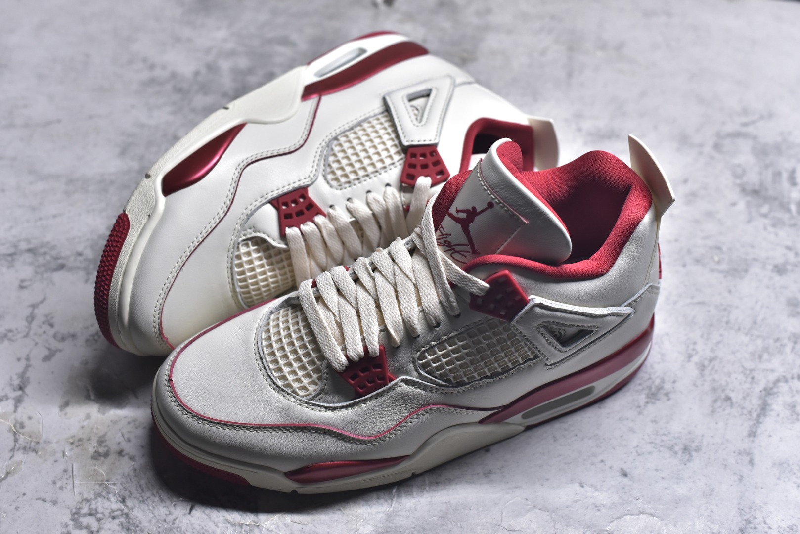 图片[7]-#Air Jordan 4 Retro \”Valentine\’s Day\” AJ4 乔丹4代红色情人节 货号：HV0823-108 大厂出品 原厂原材料打造 市场天花板级别货品 欢迎对比品鉴️ 鞋身整体以米白色皮革为主，搭配米白色的鞋带，让鞋子看起来更有整体感。鞋侧身米白色格网透出米白色内层，鞋舌顶端米白的标签，以红色Jumpman Logoo以及Flight刺绣字样，彰显球鞋身份；鞋带孔部位的TPU装饰采用红色呈现，更具细节感。鞋帮部分和后跟位置的提环使用米白色TPU材质，给鞋身带来更多色彩层次感；最特别的地方还是鞋舌内侧和鞋垫上，加入了口红唇印图案，进一步烘托情人节的甜蜜气氛。后跟及外底Jumpman Loggo均采用红色点缀，中底使用红色妆点，复古米白色橡胶外底的设计，最后以搭载有开窗式Air Sole气垫的中底进行收尾。 货号：HV0823-108 尺码：35.5 36 36.5 37.5 38 38.5 39 40 40.5 41 42 42.5 43 44 44.5 45 46 47.5-选品中心