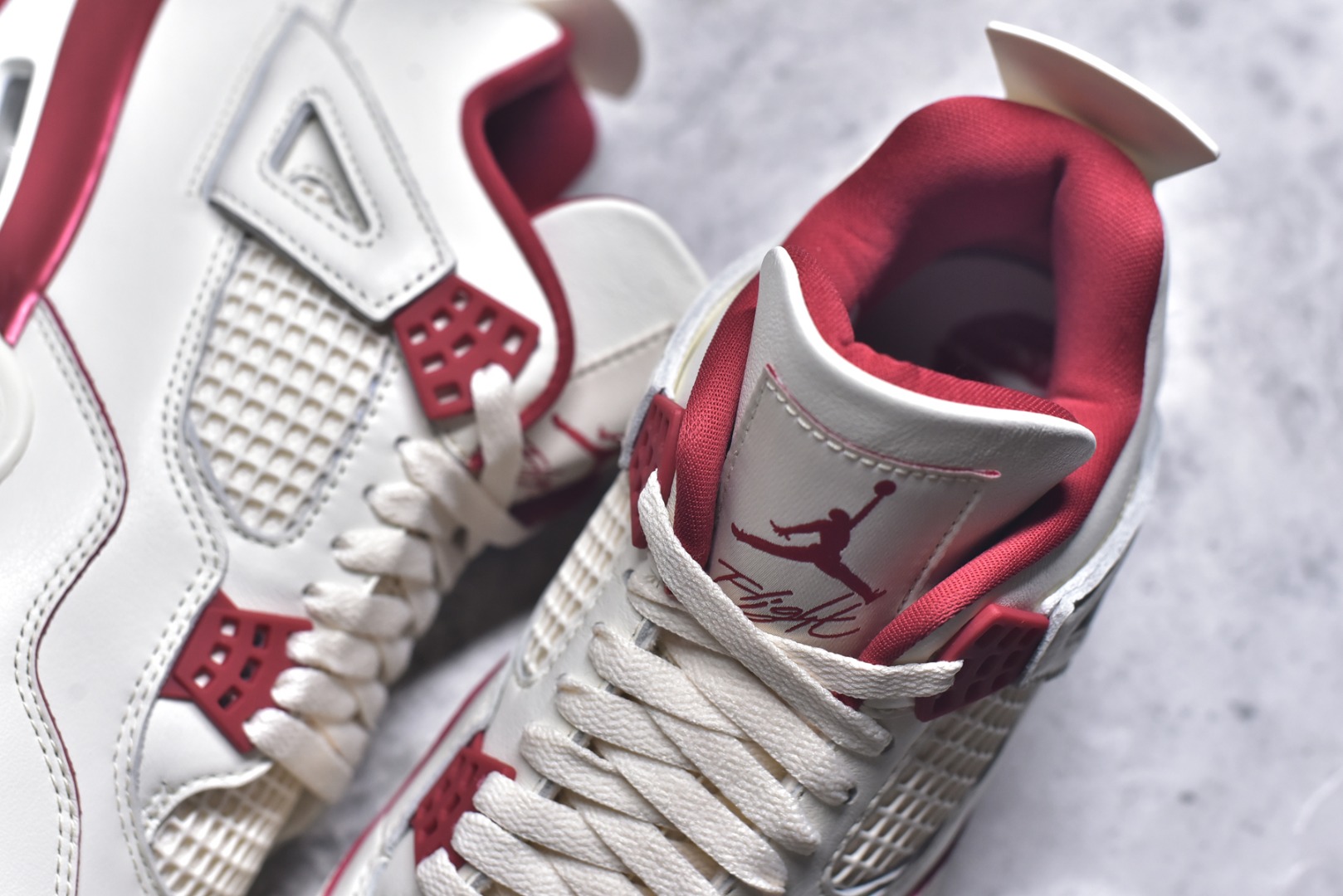 图片[9]-#Air Jordan 4 Retro \”Valentine\’s Day\” AJ4 乔丹4代红色情人节 货号：HV0823-108 大厂出品 原厂原材料打造 市场天花板级别货品 欢迎对比品鉴️ 鞋身整体以米白色皮革为主，搭配米白色的鞋带，让鞋子看起来更有整体感。鞋侧身米白色格网透出米白色内层，鞋舌顶端米白的标签，以红色Jumpman Logoo以及Flight刺绣字样，彰显球鞋身份；鞋带孔部位的TPU装饰采用红色呈现，更具细节感。鞋帮部分和后跟位置的提环使用米白色TPU材质，给鞋身带来更多色彩层次感；最特别的地方还是鞋舌内侧和鞋垫上，加入了口红唇印图案，进一步烘托情人节的甜蜜气氛。后跟及外底Jumpman Loggo均采用红色点缀，中底使用红色妆点，复古米白色橡胶外底的设计，最后以搭载有开窗式Air Sole气垫的中底进行收尾。 货号：HV0823-108 尺码：35.5 36 36.5 37.5 38 38.5 39 40 40.5 41 42 42.5 43 44 44.5 45 46 47.5-选品中心