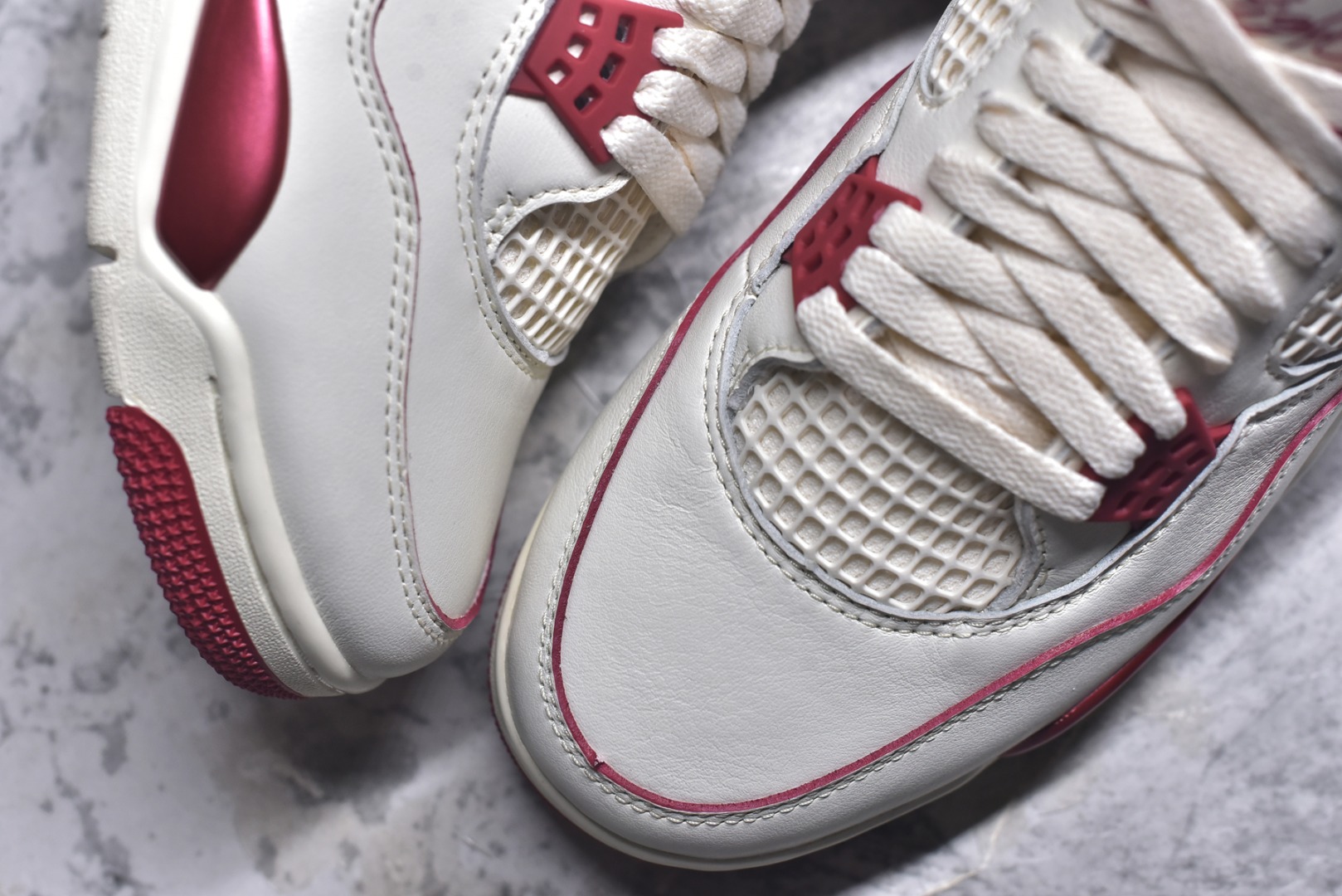 图片[8]-#Air Jordan 4 Retro \”Valentine\’s Day\” AJ4 乔丹4代红色情人节 货号：HV0823-108 大厂出品 原厂原材料打造 市场天花板级别货品 欢迎对比品鉴️ 鞋身整体以米白色皮革为主，搭配米白色的鞋带，让鞋子看起来更有整体感。鞋侧身米白色格网透出米白色内层，鞋舌顶端米白的标签，以红色Jumpman Logoo以及Flight刺绣字样，彰显球鞋身份；鞋带孔部位的TPU装饰采用红色呈现，更具细节感。鞋帮部分和后跟位置的提环使用米白色TPU材质，给鞋身带来更多色彩层次感；最特别的地方还是鞋舌内侧和鞋垫上，加入了口红唇印图案，进一步烘托情人节的甜蜜气氛。后跟及外底Jumpman Loggo均采用红色点缀，中底使用红色妆点，复古米白色橡胶外底的设计，最后以搭载有开窗式Air Sole气垫的中底进行收尾。 货号：HV0823-108 尺码：35.5 36 36.5 37.5 38 38.5 39 40 40.5 41 42 42.5 43 44 44.5 45 46 47.5-选品中心
