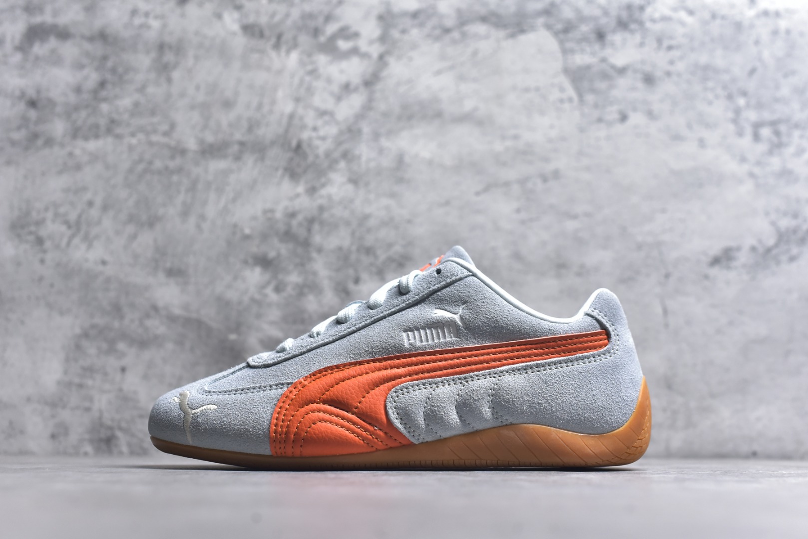 #Puma Speedcat OG Sparco 彪马罗马阿莫尔系列 复古运动休闲赛车跑鞋 绿橙 406329-40 市场第一梯队品质 版型 细节 烫金走线 完全碾压市场任意版本 欢迎对比🆚 工厂耗时3个月开发 原装档案原数据纸版楦型 采用固色翻毛皮鞋面材质(正确二次成型\'猛帮\'成型工艺🆚区别市面版本!!) 外置原数据开发轻量耐磨橡胶大底💪🏻 全球知名运动品牌PUMA宝马赛车系列 融合了宝马车队的标志性配色 以趣味十足又前卫复古的设计引领潮流 将赛道精神融入街头时尚 开启前卫竞速之旅 主打前卫复古风 Roma鞋款的鞋侧以复古的流线造型 缀以宝马经典Logo 巧妙吸睛 而Speedcat鞋款以亮眼三色条纹元素缀以舒适鞋面 赋予了独特的个性美学 演绎赛车的无尽能量 尺码：35-45-选品中心