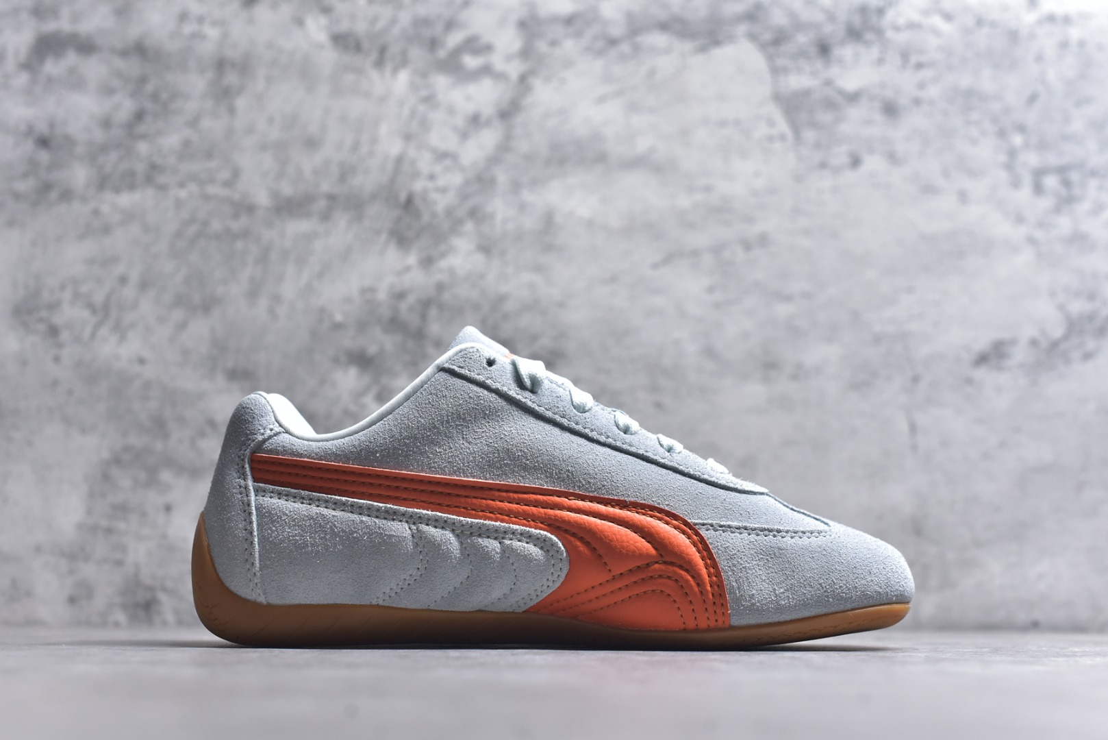 图片[3]-#Puma Speedcat OG Sparco 彪马罗马阿莫尔系列 复古运动休闲赛车跑鞋 绿橙 406329-40 市场第一梯队品质 版型 细节 烫金走线 完全碾压市场任意版本 欢迎对比🆚 工厂耗时3个月开发 原装档案原数据纸版楦型 采用固色翻毛皮鞋面材质(正确二次成型\’猛帮\’成型工艺🆚区别市面版本!!) 外置原数据开发轻量耐磨橡胶大底💪🏻 全球知名运动品牌PUMA宝马赛车系列 融合了宝马车队的标志性配色 以趣味十足又前卫复古的设计引领潮流 将赛道精神融入街头时尚 开启前卫竞速之旅 主打前卫复古风 Roma鞋款的鞋侧以复古的流线造型 缀以宝马经典Logo 巧妙吸睛 而Speedcat鞋款以亮眼三色条纹元素缀以舒适鞋面 赋予了独特的个性美学 演绎赛车的无尽能量 尺码：35-45-选品中心