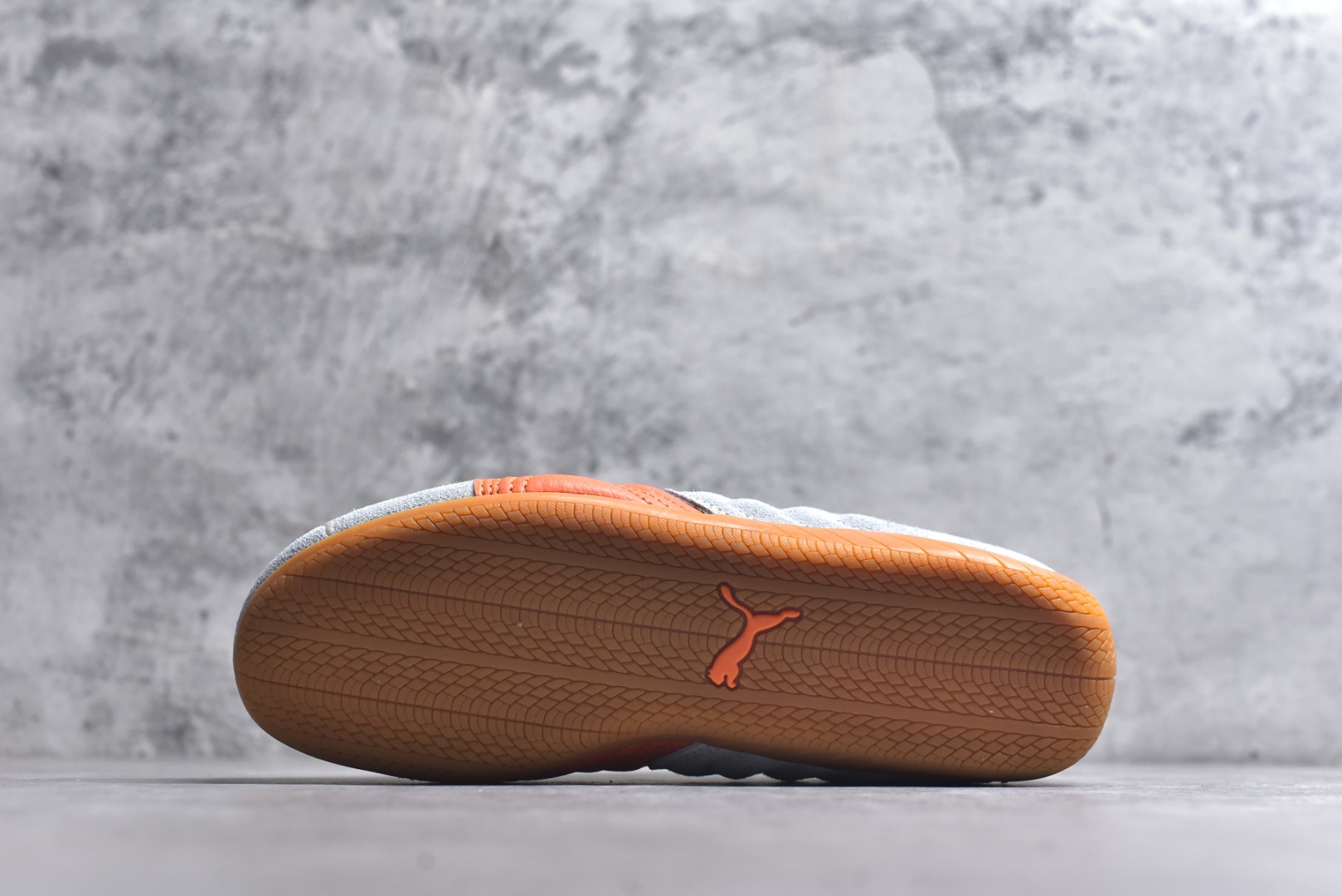 图片[6]-#Puma Speedcat OG Sparco 彪马罗马阿莫尔系列 复古运动休闲赛车跑鞋 绿橙 406329-40 市场第一梯队品质 版型 细节 烫金走线 完全碾压市场任意版本 欢迎对比🆚 工厂耗时3个月开发 原装档案原数据纸版楦型 采用固色翻毛皮鞋面材质(正确二次成型\’猛帮\’成型工艺🆚区别市面版本!!) 外置原数据开发轻量耐磨橡胶大底💪🏻 全球知名运动品牌PUMA宝马赛车系列 融合了宝马车队的标志性配色 以趣味十足又前卫复古的设计引领潮流 将赛道精神融入街头时尚 开启前卫竞速之旅 主打前卫复古风 Roma鞋款的鞋侧以复古的流线造型 缀以宝马经典Logo 巧妙吸睛 而Speedcat鞋款以亮眼三色条纹元素缀以舒适鞋面 赋予了独特的个性美学 演绎赛车的无尽能量 尺码：35-45-选品中心