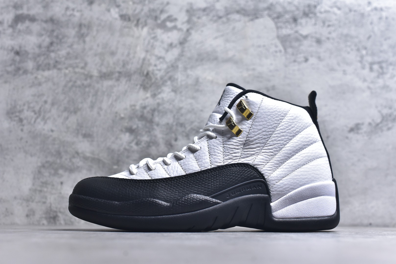 #Air Jordan AJ12 Retro 黑白金扣 货号：CT8013-117 外贸特供批次 原楦原档案数据开模打造 原汁原味12代鞋型 进口原厂皮料 原厂碳板 原装材料 原厂定制金属扣 原厂电绣 支持与公司货全方位对比 只服务于5%懂鞋的高端客户 发国外可支持各种retail商店充正寄售 尺码：40 40.5 41 42 42.5 43 44 44.5 45 45.5 46 47.5 48.5-选品中心