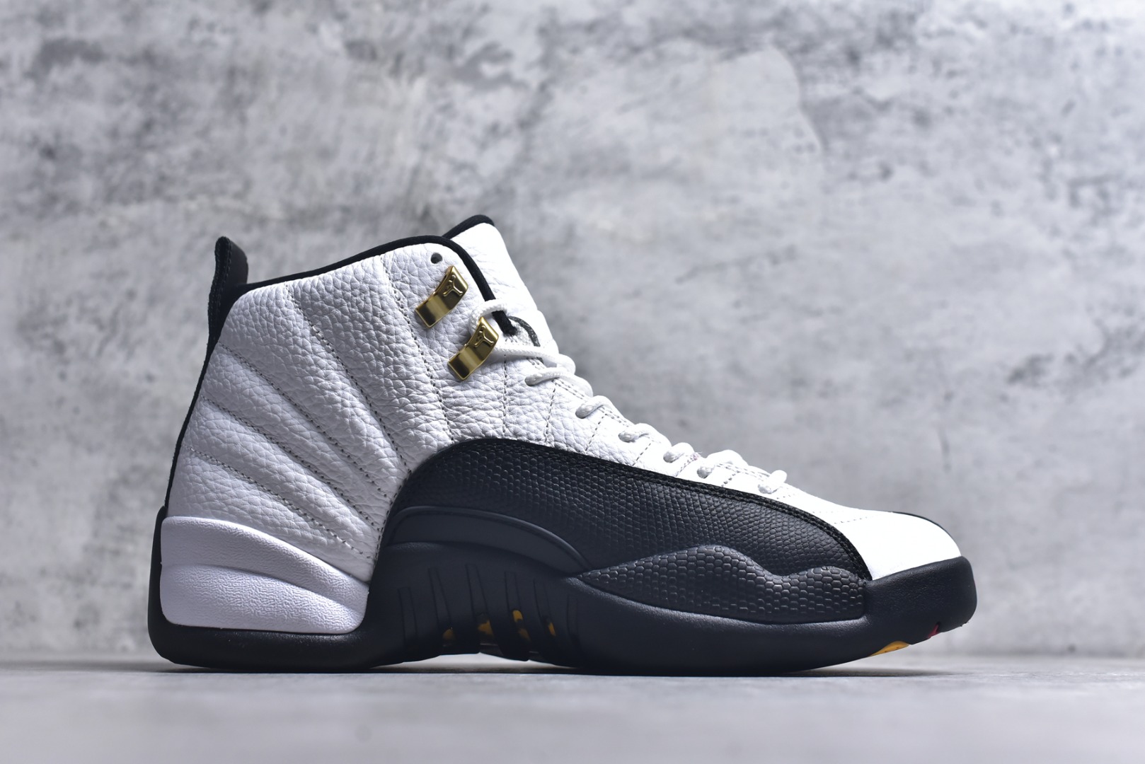 图片[3]-#Air Jordan AJ12 Retro 黑白金扣 货号：CT8013-117 外贸特供批次 原楦原档案数据开模打造 原汁原味12代鞋型 进口原厂皮料 原厂碳板 原装材料 原厂定制金属扣 原厂电绣 支持与公司货全方位对比 只服务于5%懂鞋的高端客户 发国外可支持各种retail商店充正寄售 尺码：40 40.5 41 42 42.5 43 44 44.5 45 45.5 46 47.5 48.5-选品中心