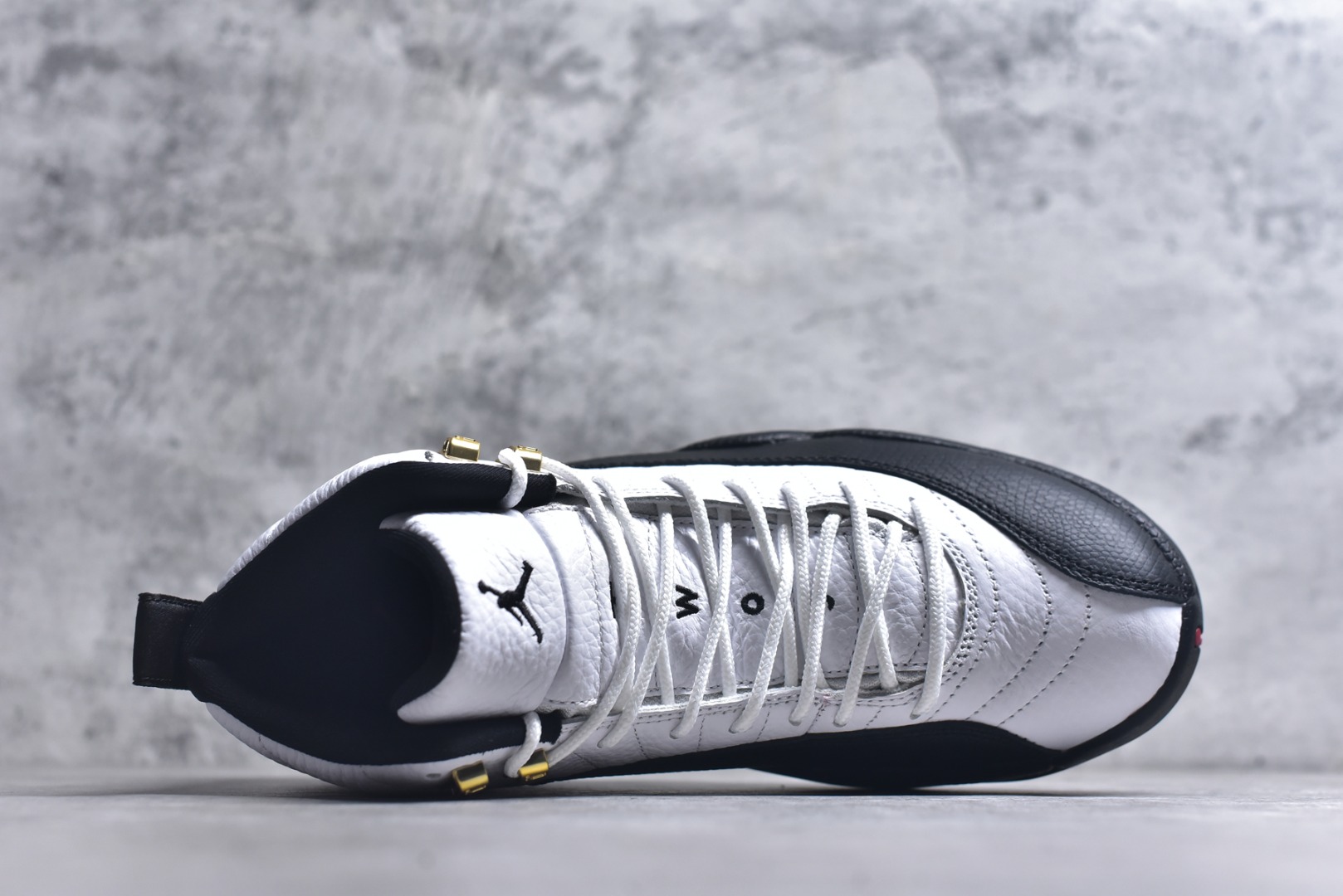 图片[4]-#Air Jordan AJ12 Retro 黑白金扣 货号：CT8013-117 外贸特供批次 原楦原档案数据开模打造 原汁原味12代鞋型 进口原厂皮料 原厂碳板 原装材料 原厂定制金属扣 原厂电绣 支持与公司货全方位对比 只服务于5%懂鞋的高端客户 发国外可支持各种retail商店充正寄售 尺码：40 40.5 41 42 42.5 43 44 44.5 45 45.5 46 47.5 48.5-选品中心