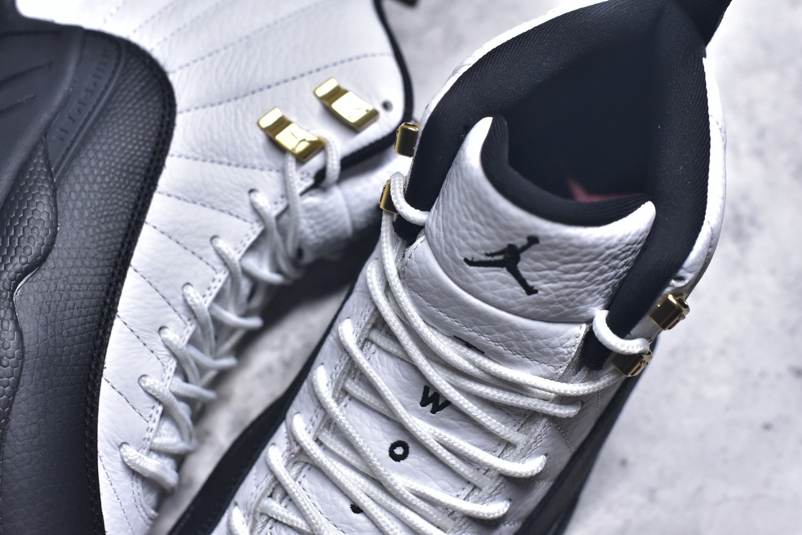 图片[9]-#Air Jordan AJ12 Retro 黑白金扣 货号：CT8013-117 外贸特供批次 原楦原档案数据开模打造 原汁原味12代鞋型 进口原厂皮料 原厂碳板 原装材料 原厂定制金属扣 原厂电绣 支持与公司货全方位对比 只服务于5%懂鞋的高端客户 发国外可支持各种retail商店充正寄售 尺码：40 40.5 41 42 42.5 43 44 44.5 45 45.5 46 47.5 48.5-选品中心