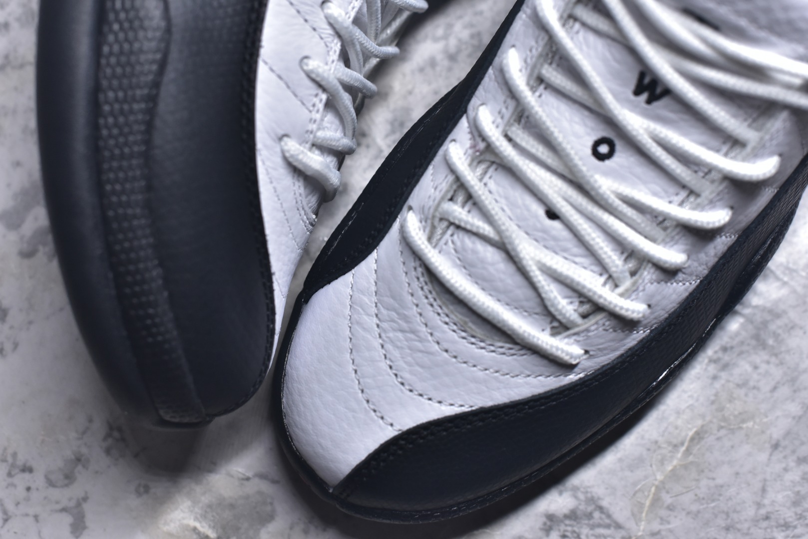 图片[8]-#Air Jordan AJ12 Retro 黑白金扣 货号：CT8013-117 外贸特供批次 原楦原档案数据开模打造 原汁原味12代鞋型 进口原厂皮料 原厂碳板 原装材料 原厂定制金属扣 原厂电绣 支持与公司货全方位对比 只服务于5%懂鞋的高端客户 发国外可支持各种retail商店充正寄售 尺码：40 40.5 41 42 42.5 43 44 44.5 45 45.5 46 47.5 48.5-选品中心