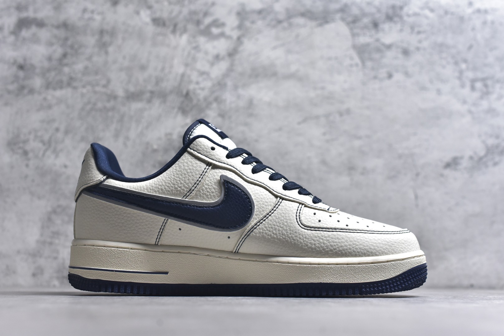 图片[3]-#海外限量发售！公司级NIke Air Force 1 \’07 Low “Supreme联名——午夜蓝”空军一号 低帮 运动鞋 休闲鞋 折边针车 工艺难度大 原楦头原纸板 原装鞋盒 定制五金配件 内置全掌气垫 原厂鞋底 货号：DD1982-319 尺码：36 36.5 37.5 38 38.5 39 40 40.5 41 42 42.5 43 44 44.5 45-选品中心