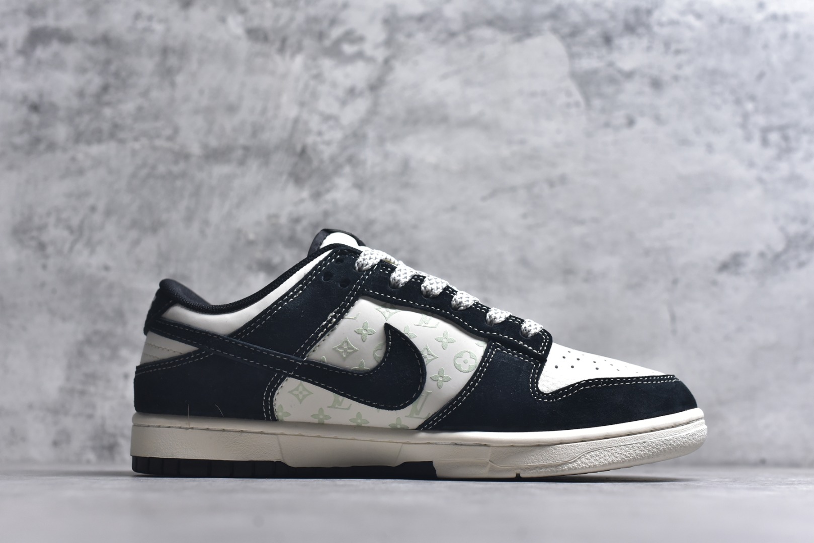 图片[3]-#海外爆款限量发售！Nike SB Dunk Low“LV联名——涂鸦印花” 周年高端定制 低帮休闲板鞋 定制鞋盒 大厂纯原品质出货 超高清洁度 皮料切割干净无任何毛边 细节完美 货号：CX5050-Y19 尺码：36 36.5 37.5 38 38.5 39 40 40.5 41 42 42.5 43 44 44.5 45-选品中心