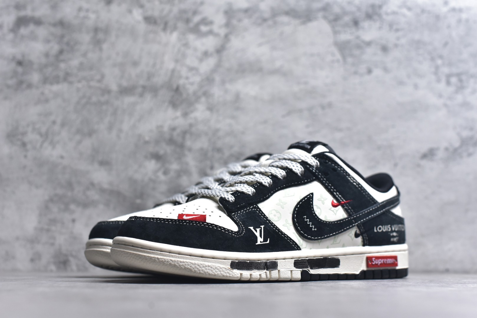 图片[2]-#海外爆款限量发售！Nike SB Dunk Low“LV联名——涂鸦印花” 周年高端定制 低帮休闲板鞋 定制鞋盒 大厂纯原品质出货 超高清洁度 皮料切割干净无任何毛边 细节完美 货号：CX5050-Y19 尺码：36 36.5 37.5 38 38.5 39 40 40.5 41 42 42.5 43 44 44.5 45-选品中心