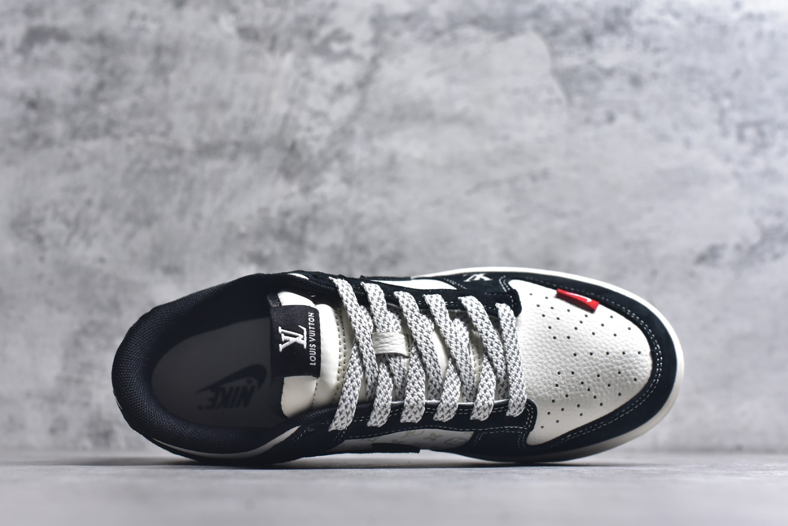 图片[4]-#海外爆款限量发售！Nike SB Dunk Low“LV联名——涂鸦印花” 周年高端定制 低帮休闲板鞋 定制鞋盒 大厂纯原品质出货 超高清洁度 皮料切割干净无任何毛边 细节完美 货号：CX5050-Y19 尺码：36 36.5 37.5 38 38.5 39 40 40.5 41 42 42.5 43 44 44.5 45-选品中心