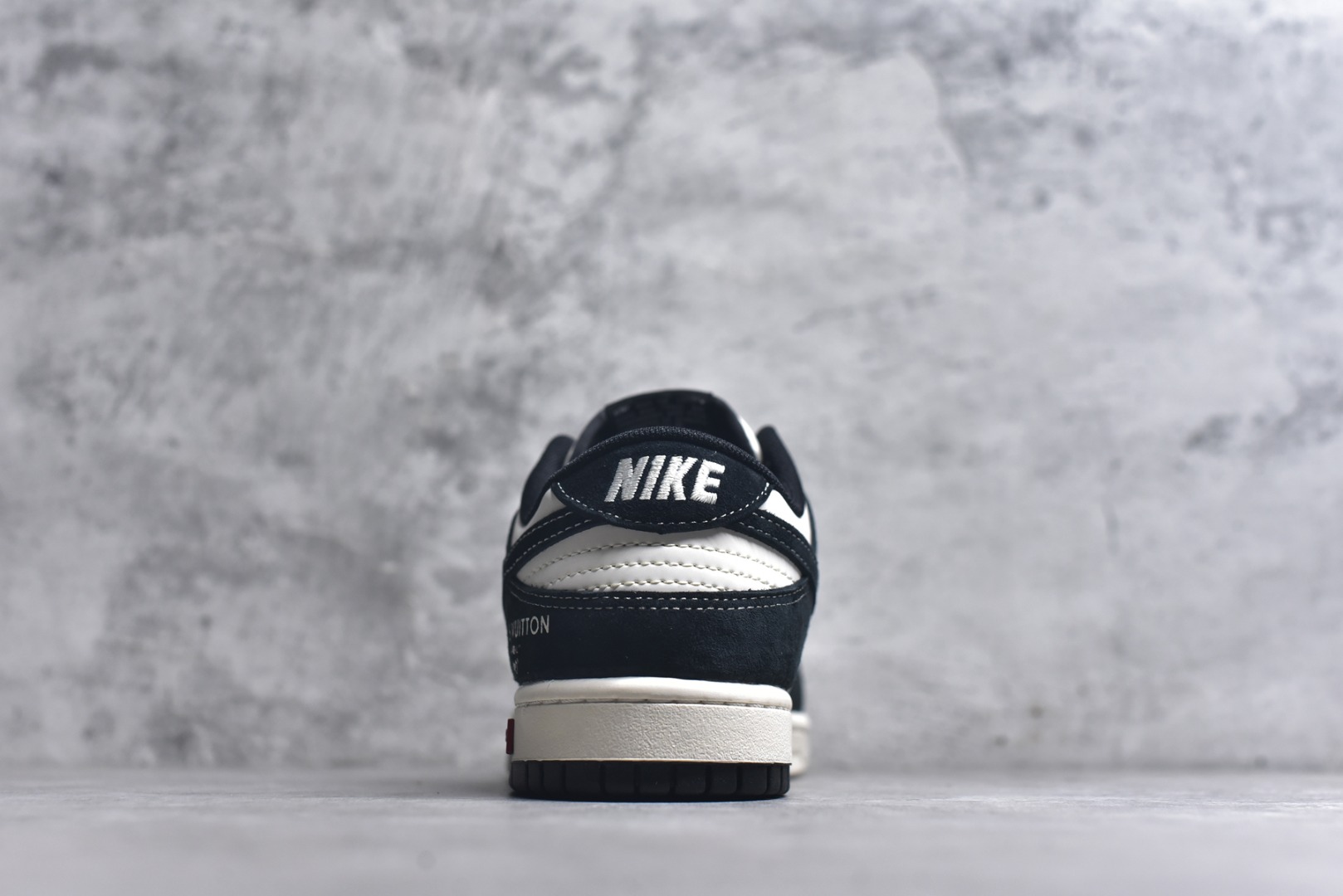 图片[5]-#海外爆款限量发售！Nike SB Dunk Low“LV联名——涂鸦印花” 周年高端定制 低帮休闲板鞋 定制鞋盒 大厂纯原品质出货 超高清洁度 皮料切割干净无任何毛边 细节完美 货号：CX5050-Y19 尺码：36 36.5 37.5 38 38.5 39 40 40.5 41 42 42.5 43 44 44.5 45-选品中心