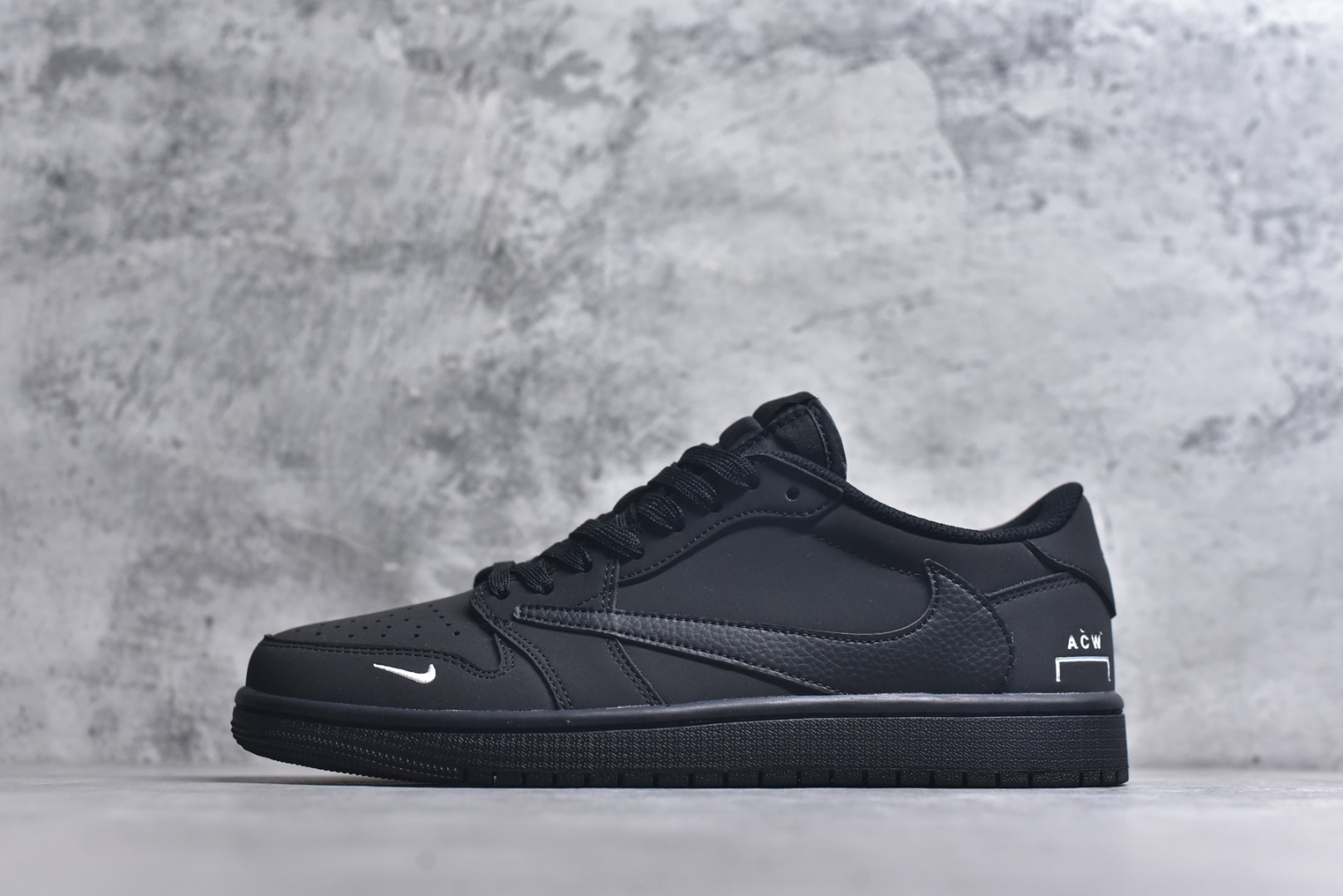 #Travis Scott x Fragment Design x Air Jordan 1 Low OG SP AJ1 乔1联名黑白 低帮文化休闲板鞋 AC1808-190 #多方联名合作融合了Travis Scott 独特的音乐风格，藤原浩个性的设计风格以及Jordan品牌的经典元素 使其成为一双具有独特身份和价值的鞋子 清新而立体的外观加上联名标识更突出了其独特身份 这种配色方案显示出活力和时尚感 在视觉上引人注目 鞋身的质感和细腻的细节处理使其显得高端而格调十足 这款“倒钩”联名是设计与创意完美结合 融合多方的个性风格是一款备受瞩目的潮流鞋款 尺码：36 36.5 37.5 38 38.5 39 40 40.5 41 42 42.5 43 44 44.5 45 9.E5-选品中心